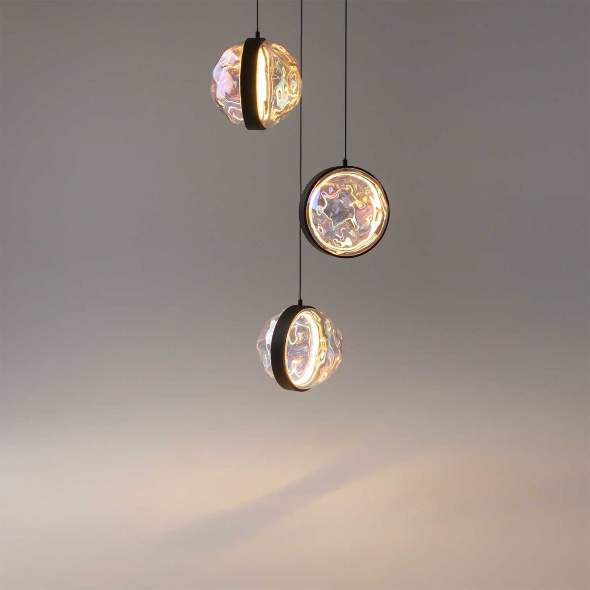 Misterio - Suspension LED à trois diffuseurs en verre moulé et métal, style contemporain
