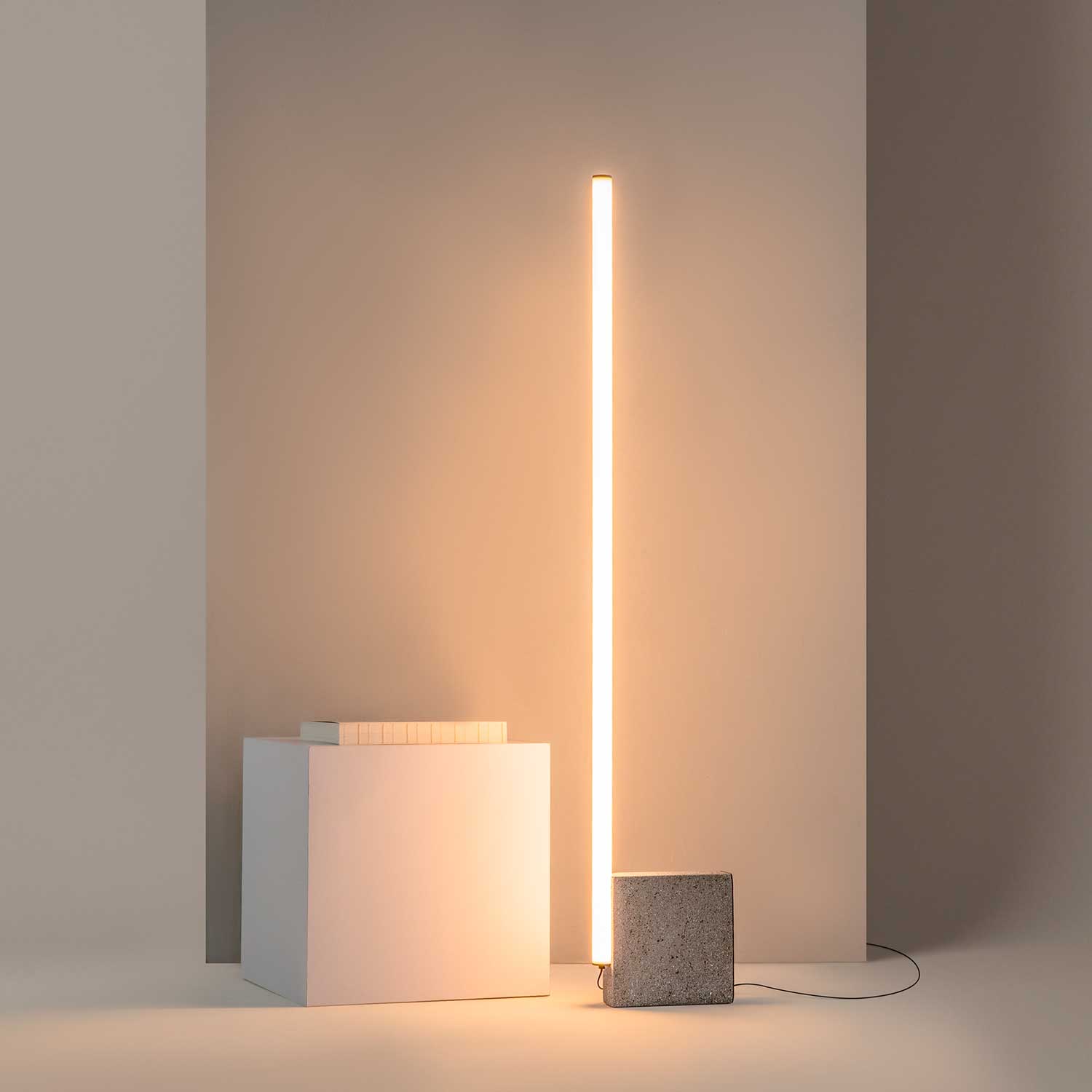 Solid - Design LED Stehlampe mit Betonfuß