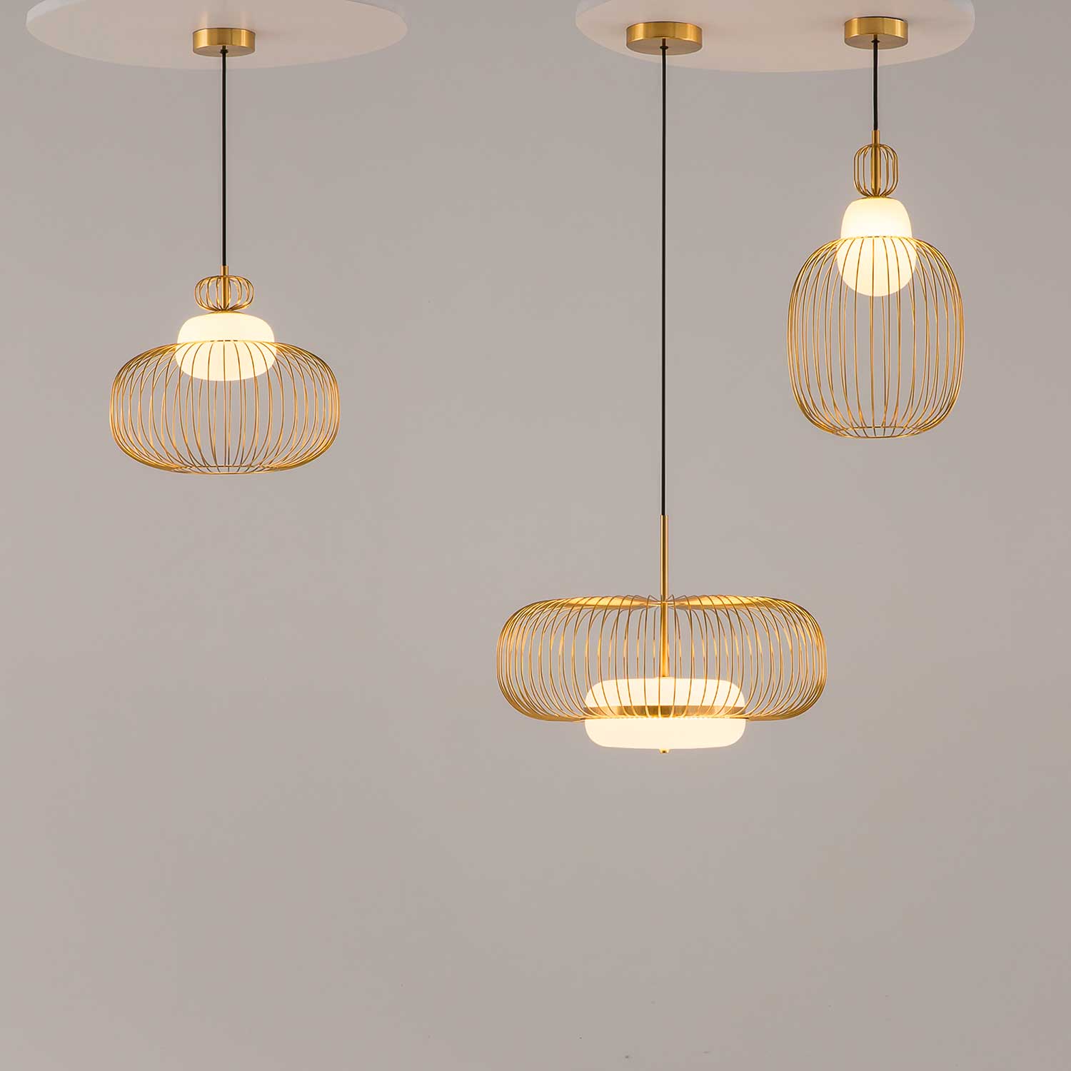 Levitation - Gold cage-shaped design pendant light