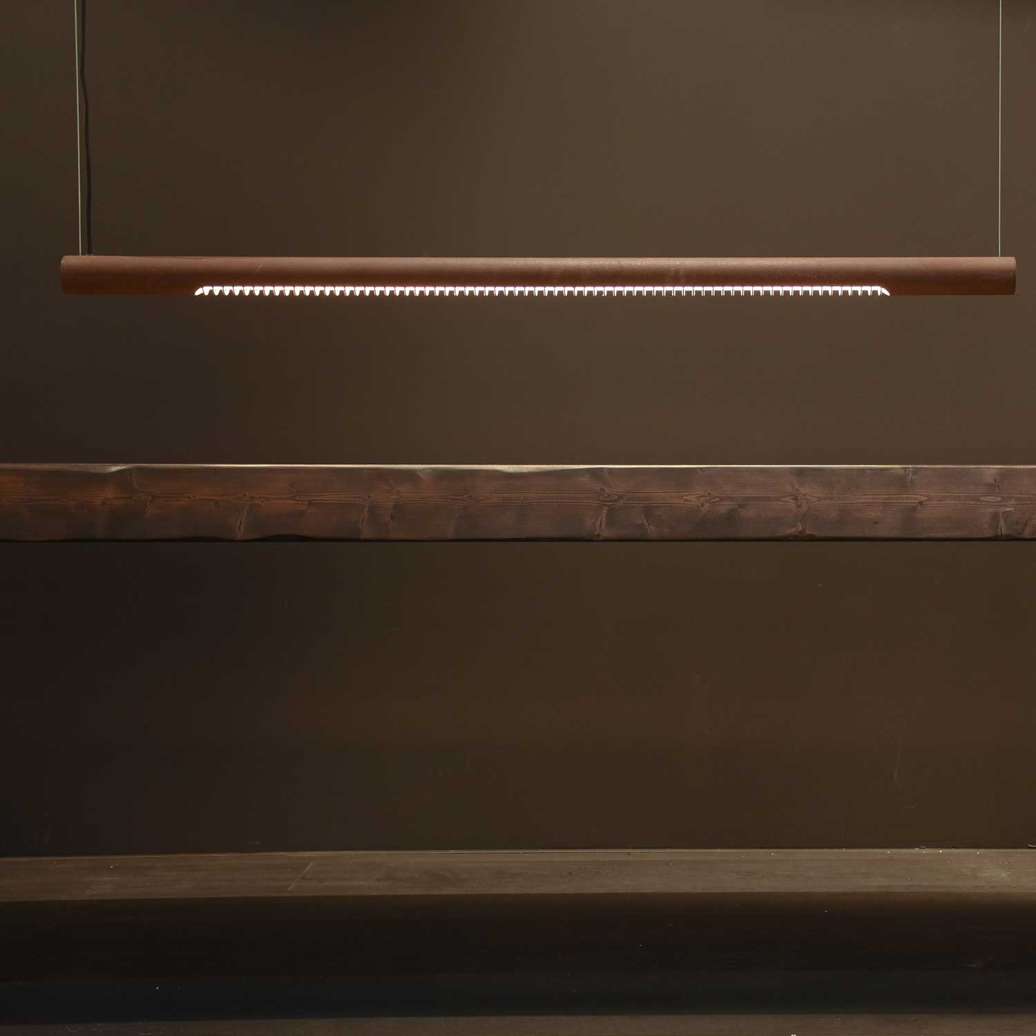 Roest Horizontal Linear - Tubo de suspensión de acero oxidado con led
