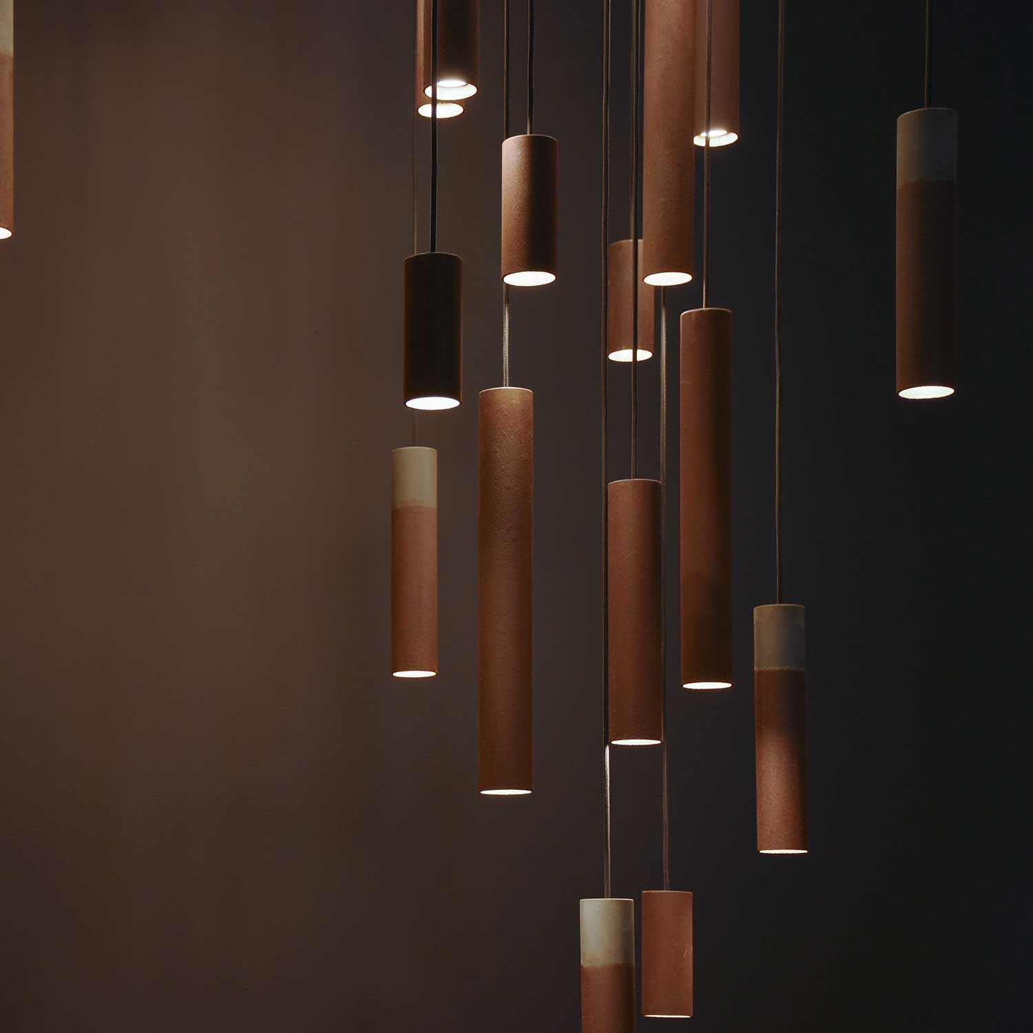 Roest Vertical - Lampadario moderno da soffitto alto in acciaio arrugginito stile industriale