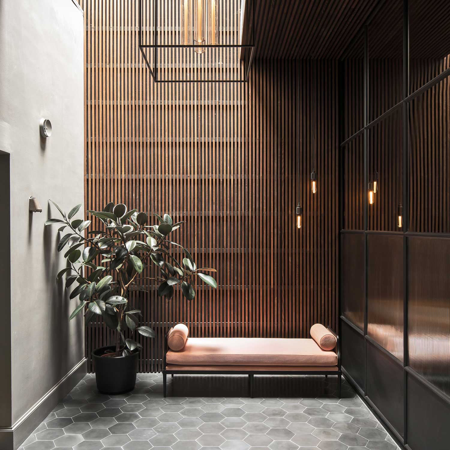 Тяжелый металлический крест - индустриальная дизайнерская подвеска для кухни