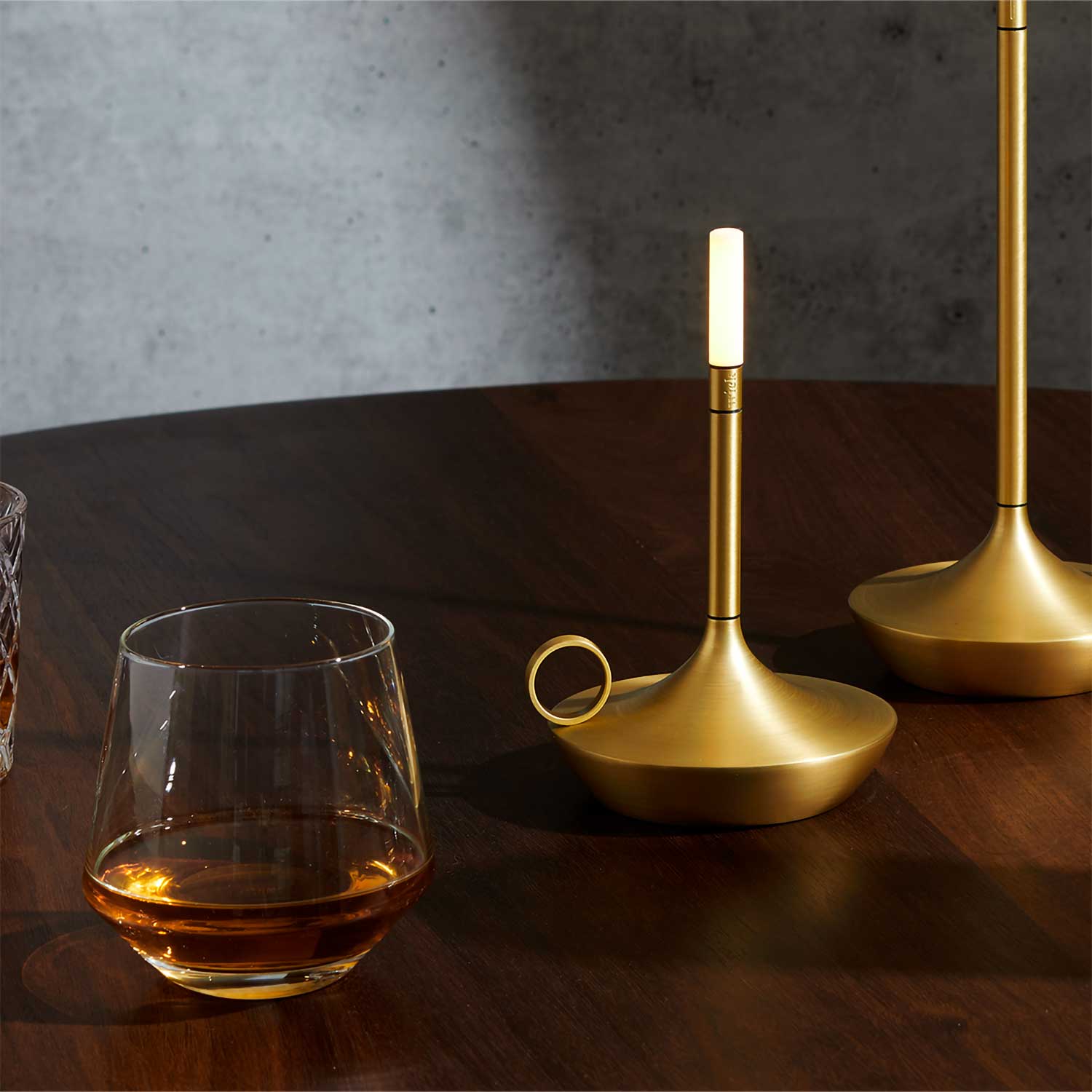 Wick - Переносная беспроводная перезаряжаемая лампа в форме свечи