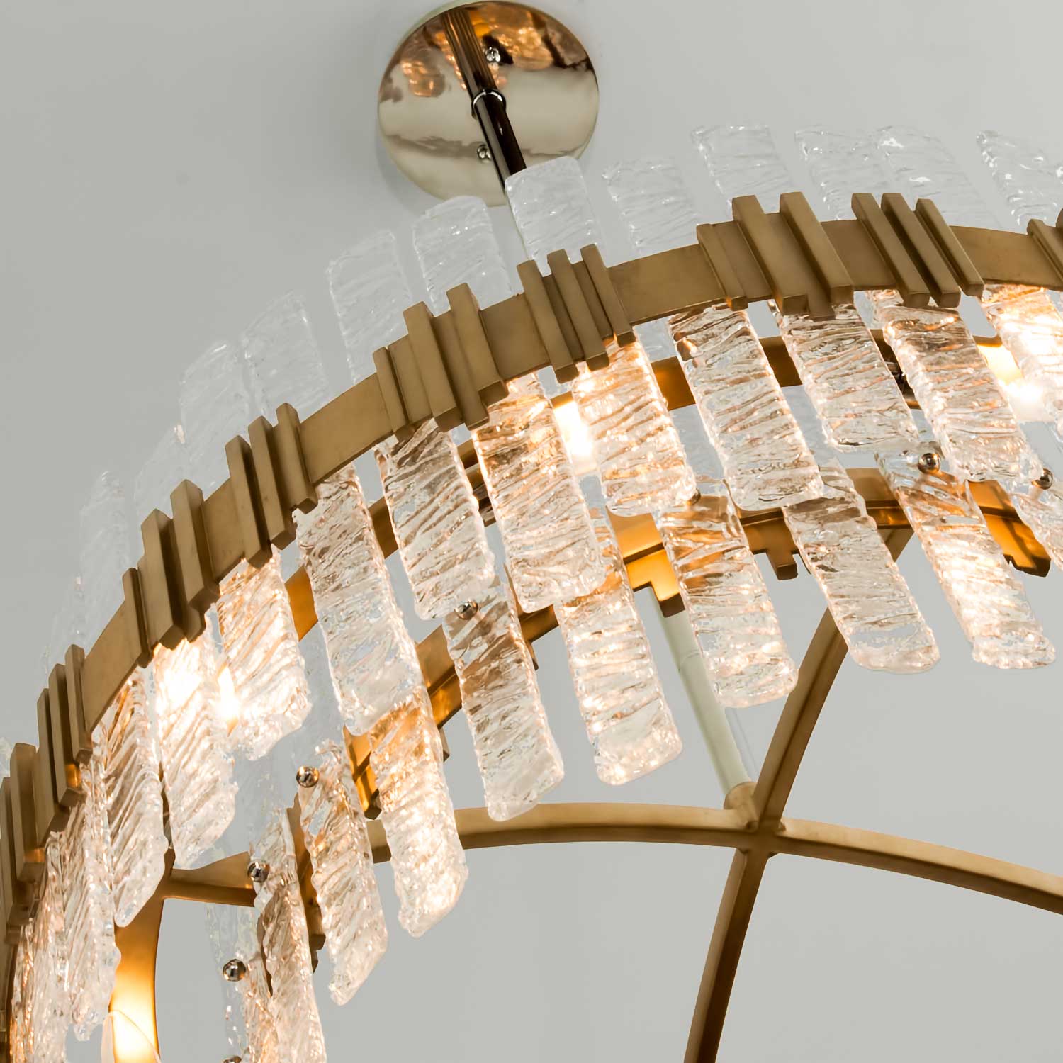 Ciro – Italienischer Designer-Kronleuchter aus Gold und Glas für ein luxuriöses Wohnzimmer