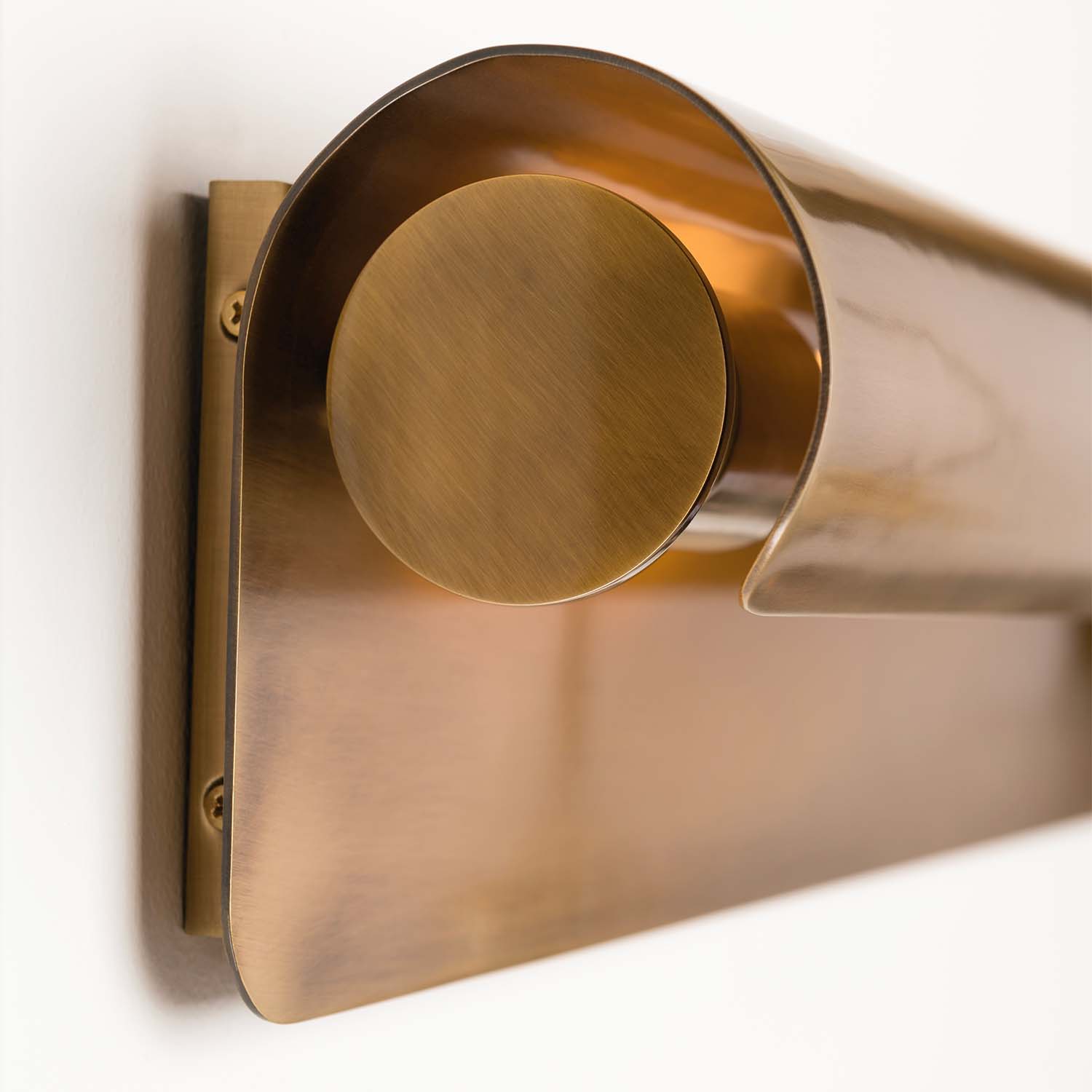 Accord - Wall sconce in brass roll shape