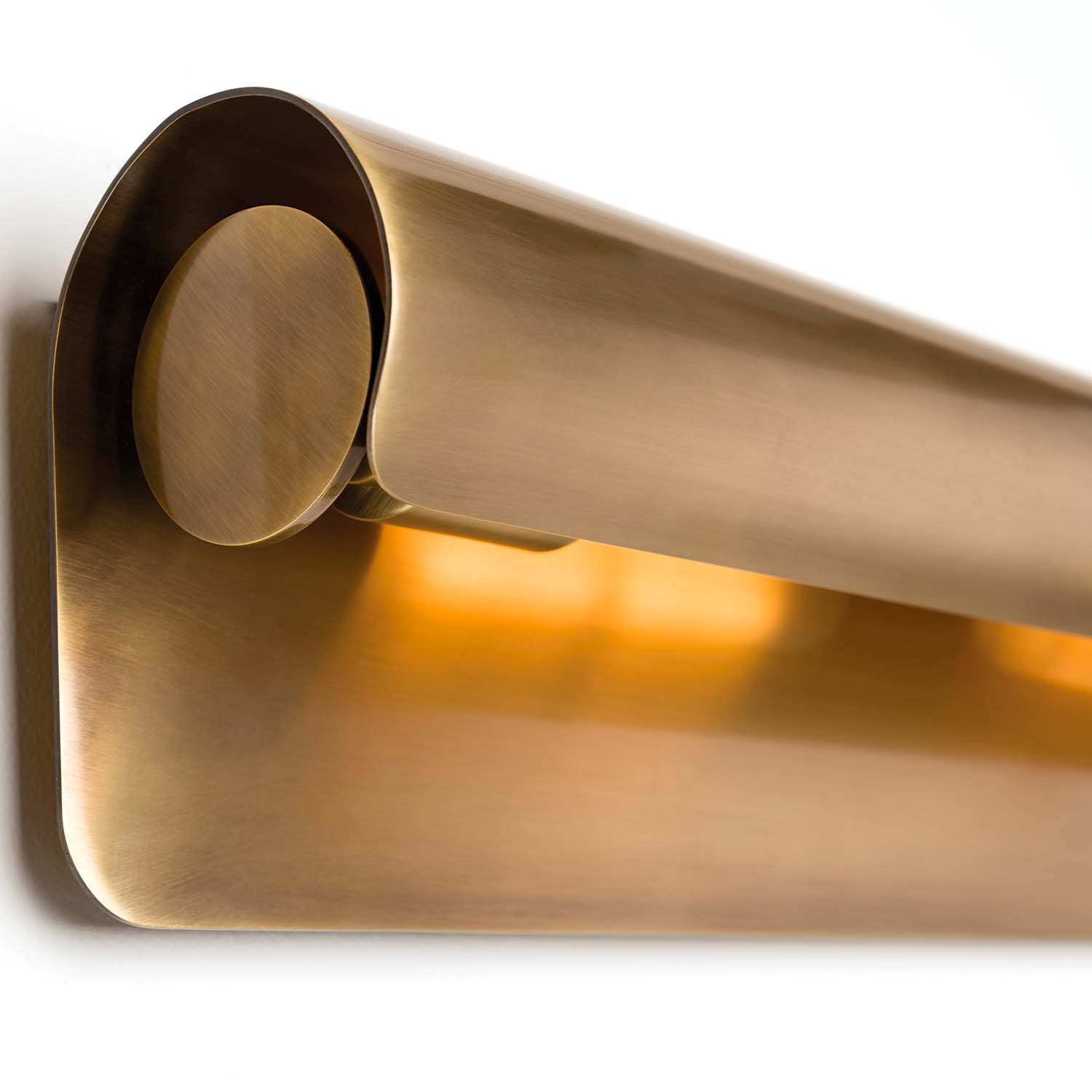 Accord - Wall sconce in brass roll shape