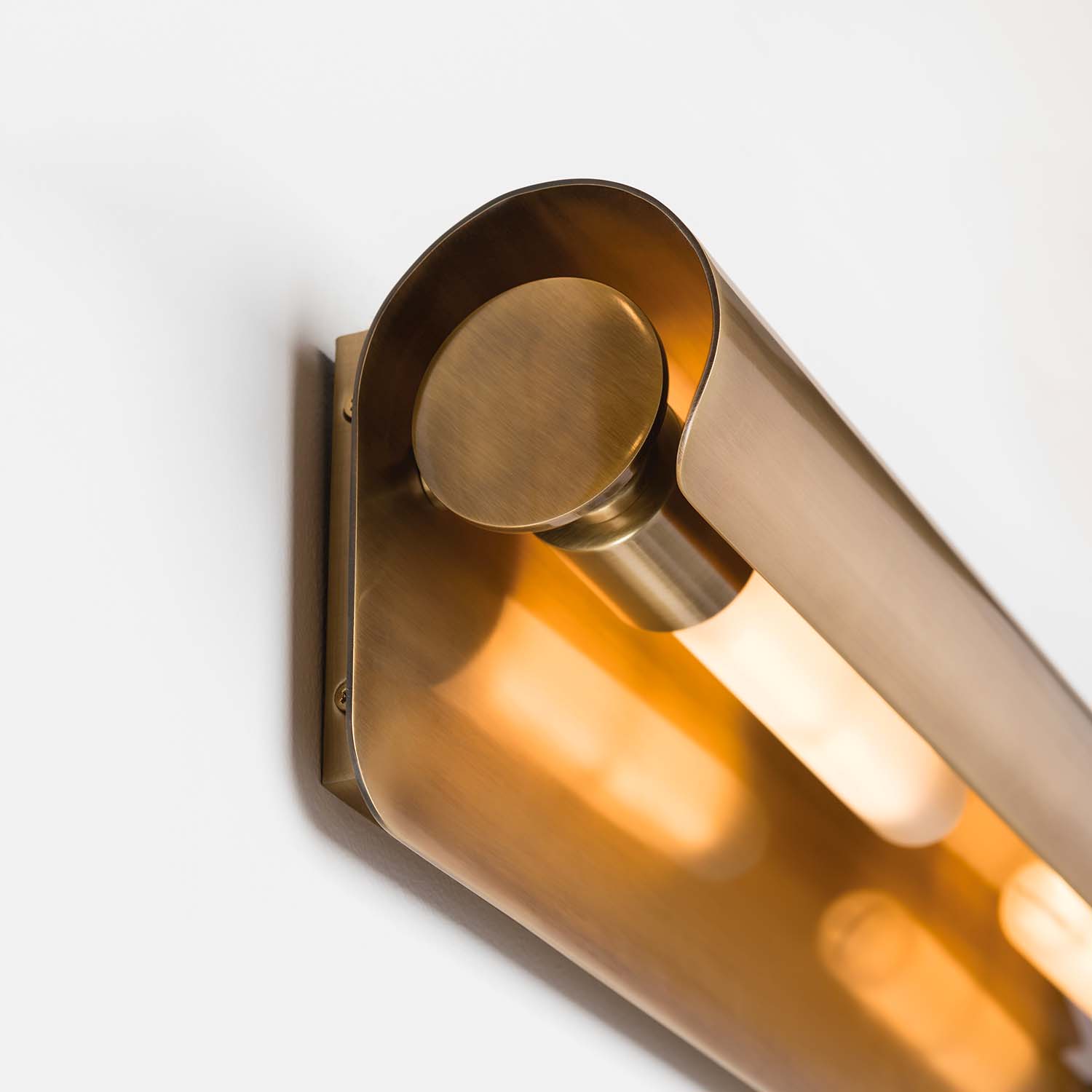 Accord - Wall sconce in brass roll shape