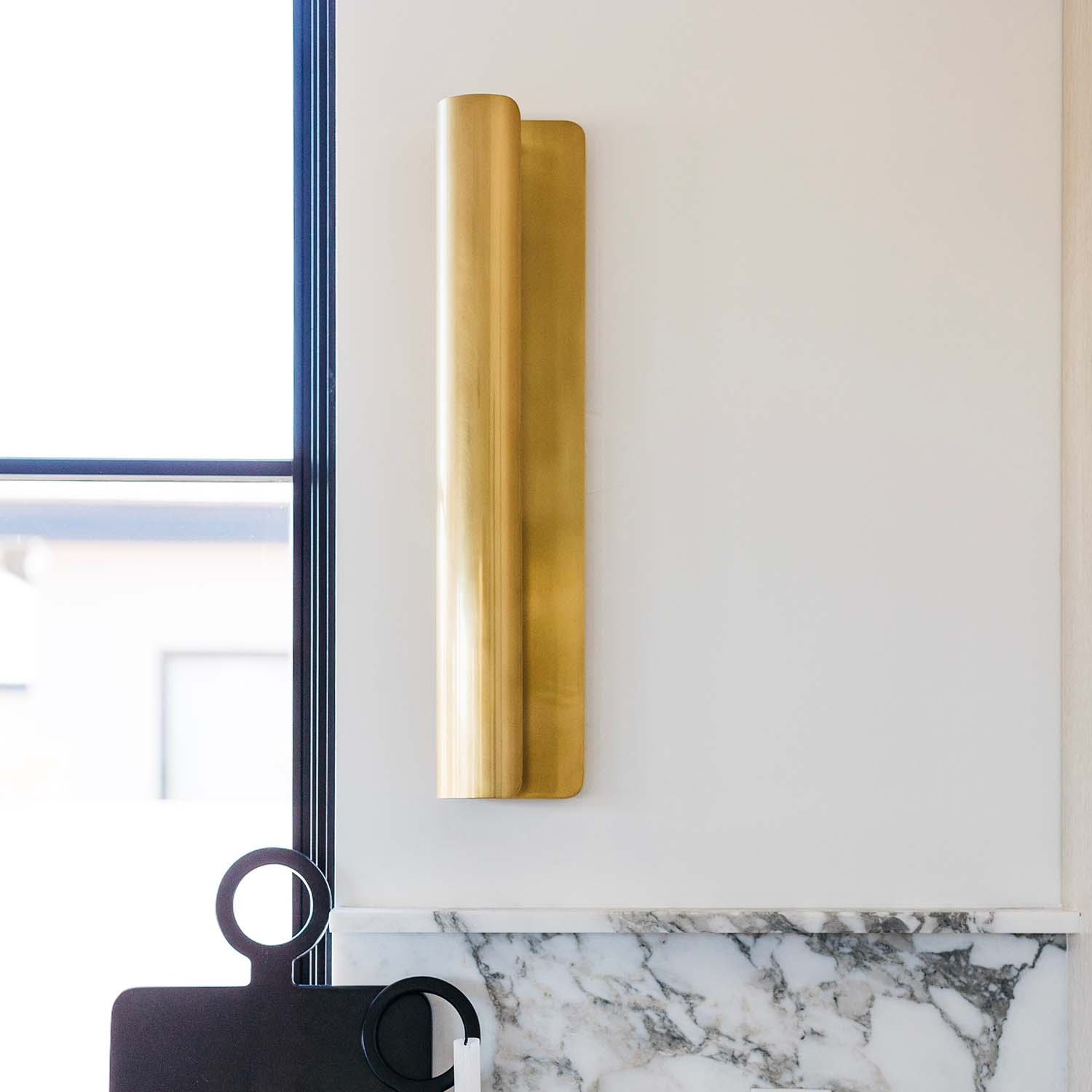 Accord - Wall sconce in brass roll shape
