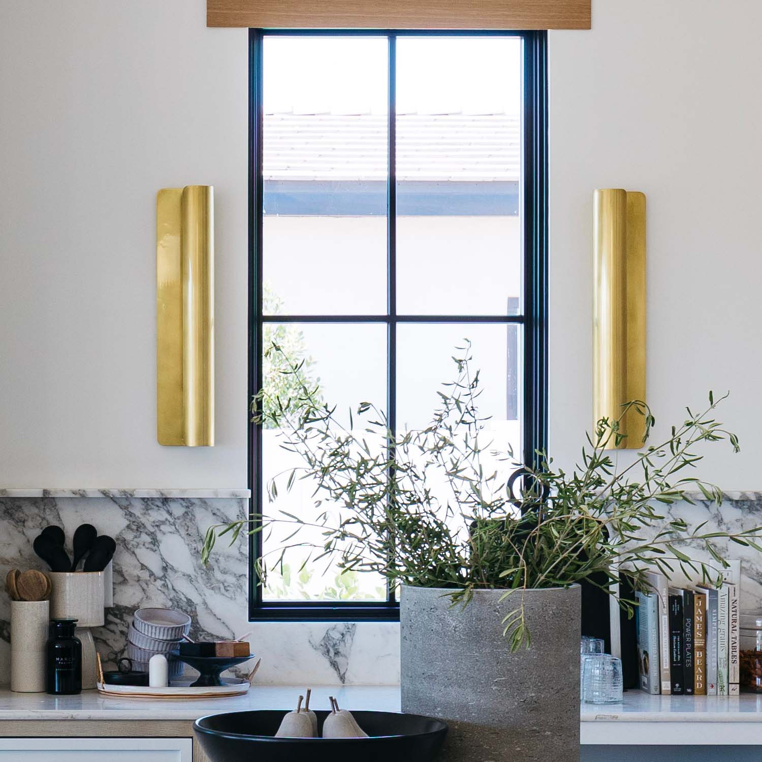 Accord - Wall sconce in brass roll shape