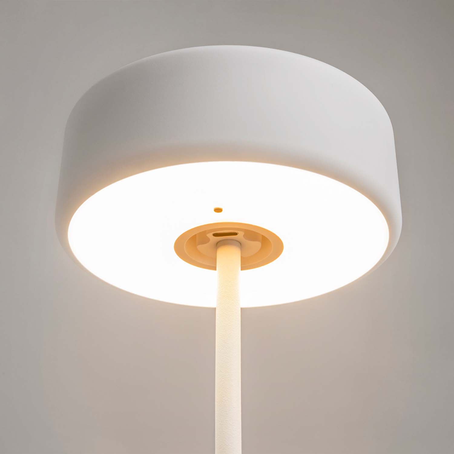 AI - переносная диммируемая лампа из стали с встроенным светодиодом