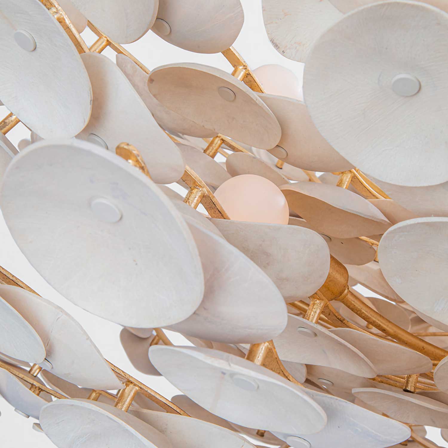 AIMI - Lampadario in metallo e foglie d'oro con scaglie bianche