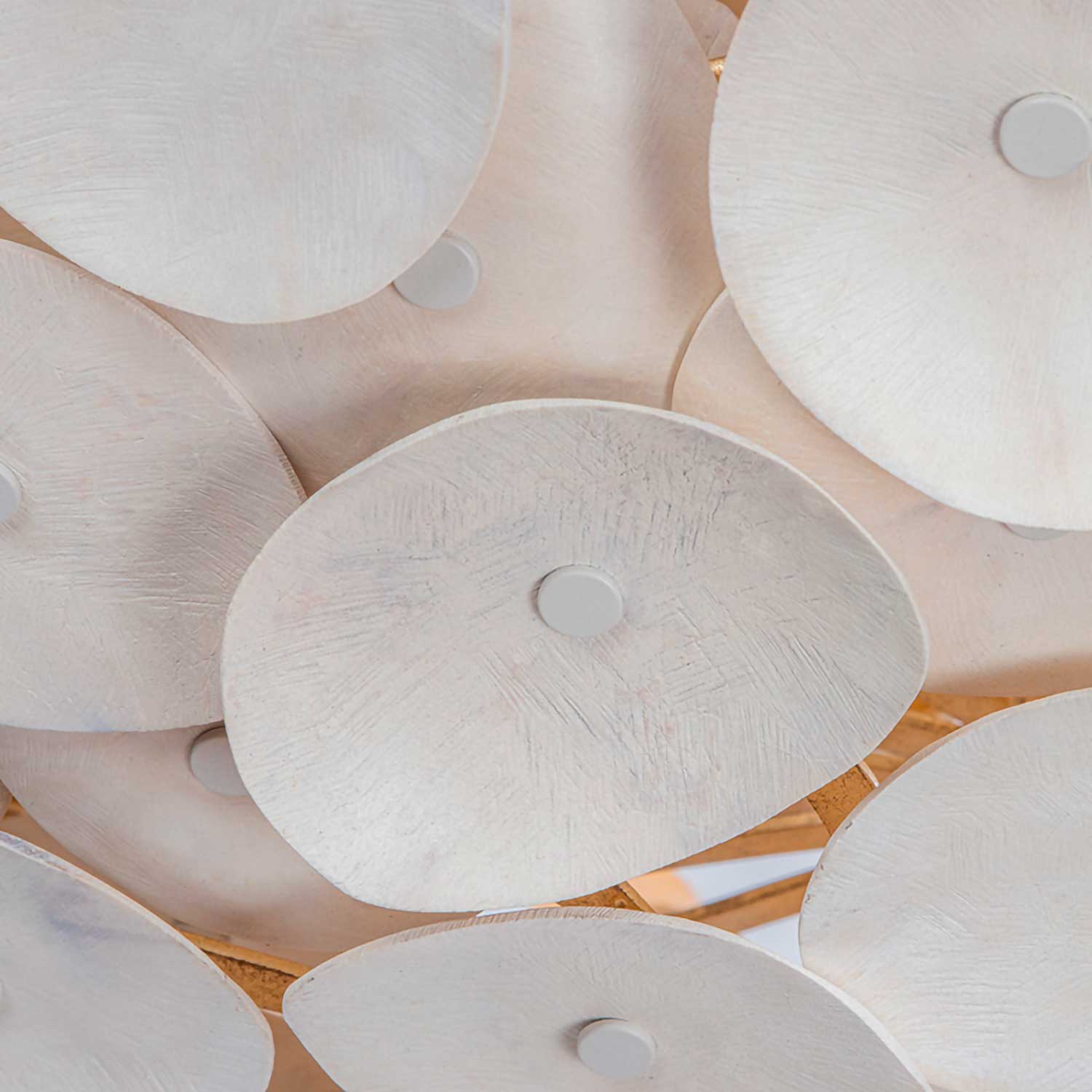 AIMI - Lampadario in metallo e foglie d'oro con scaglie bianche