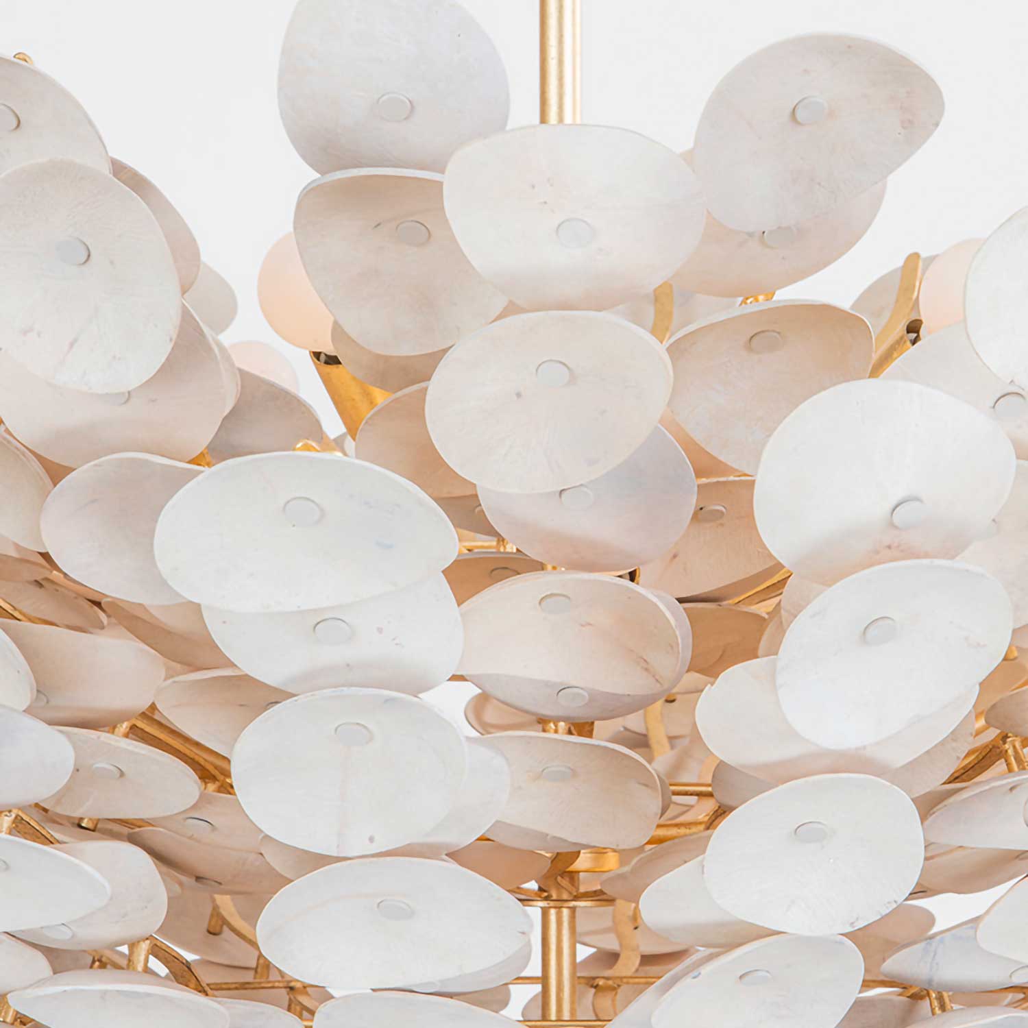 AIMI - Lampadario in metallo e foglie d'oro con scaglie bianche