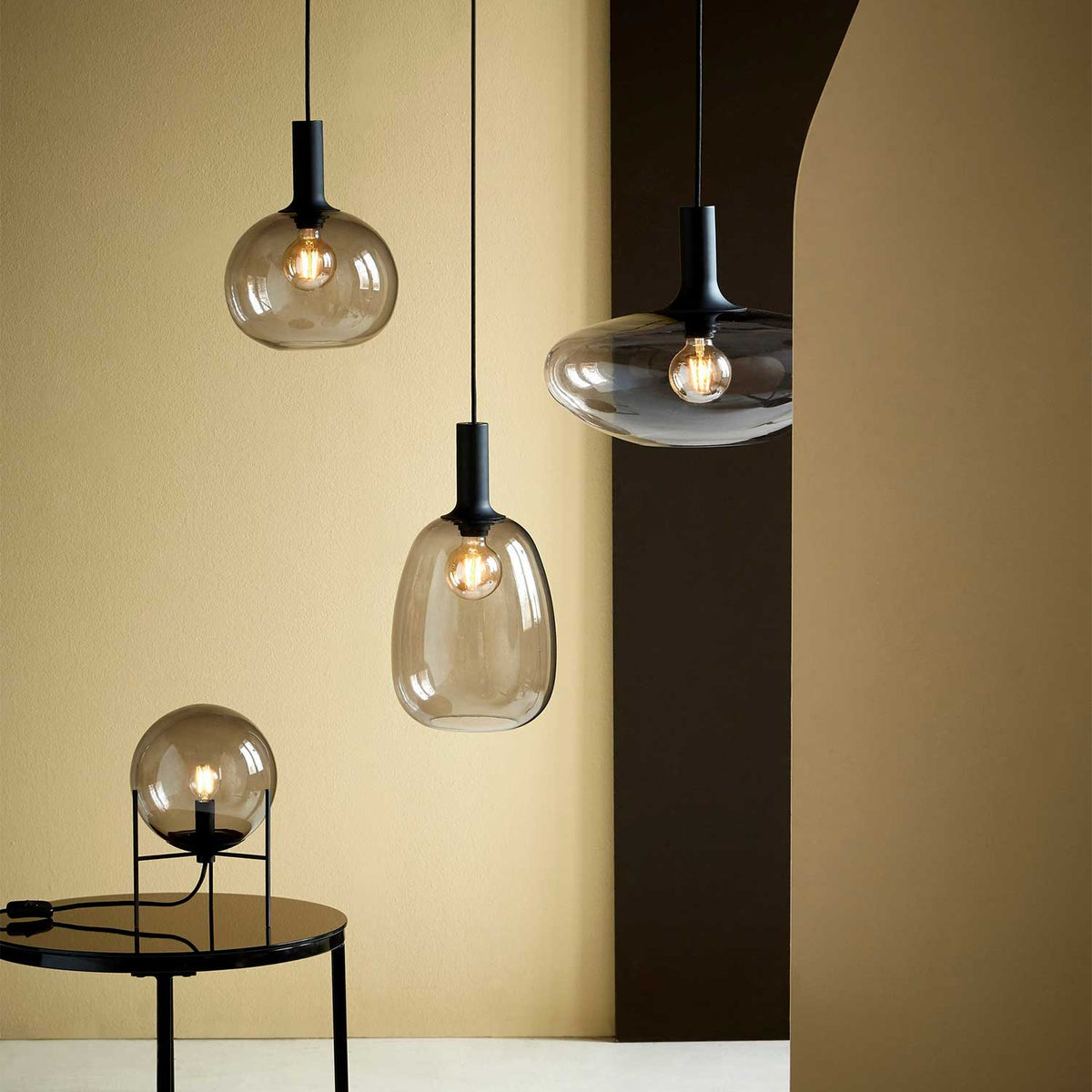 Alton - Suspension en verre soufflé opalin ou fumé et métal, style Art déco