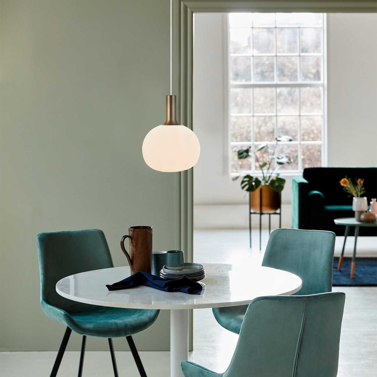 Alton - Suspension en verre soufflé opalin ou fumé et métal, style Art déco