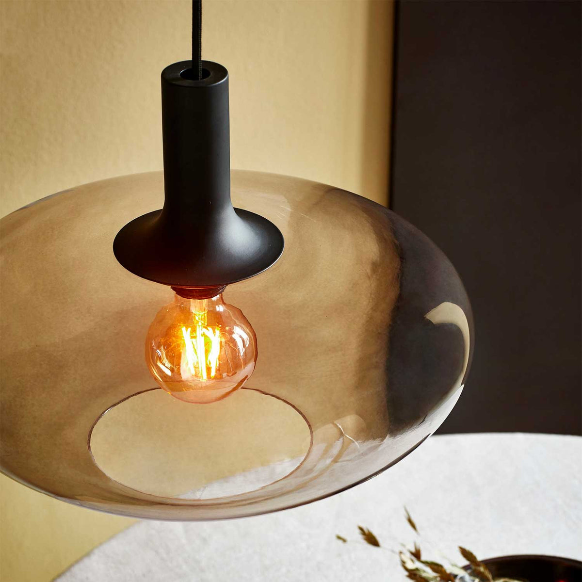 Alton - Suspension en verre soufflé opalin ou fumé et métal, style Art déco