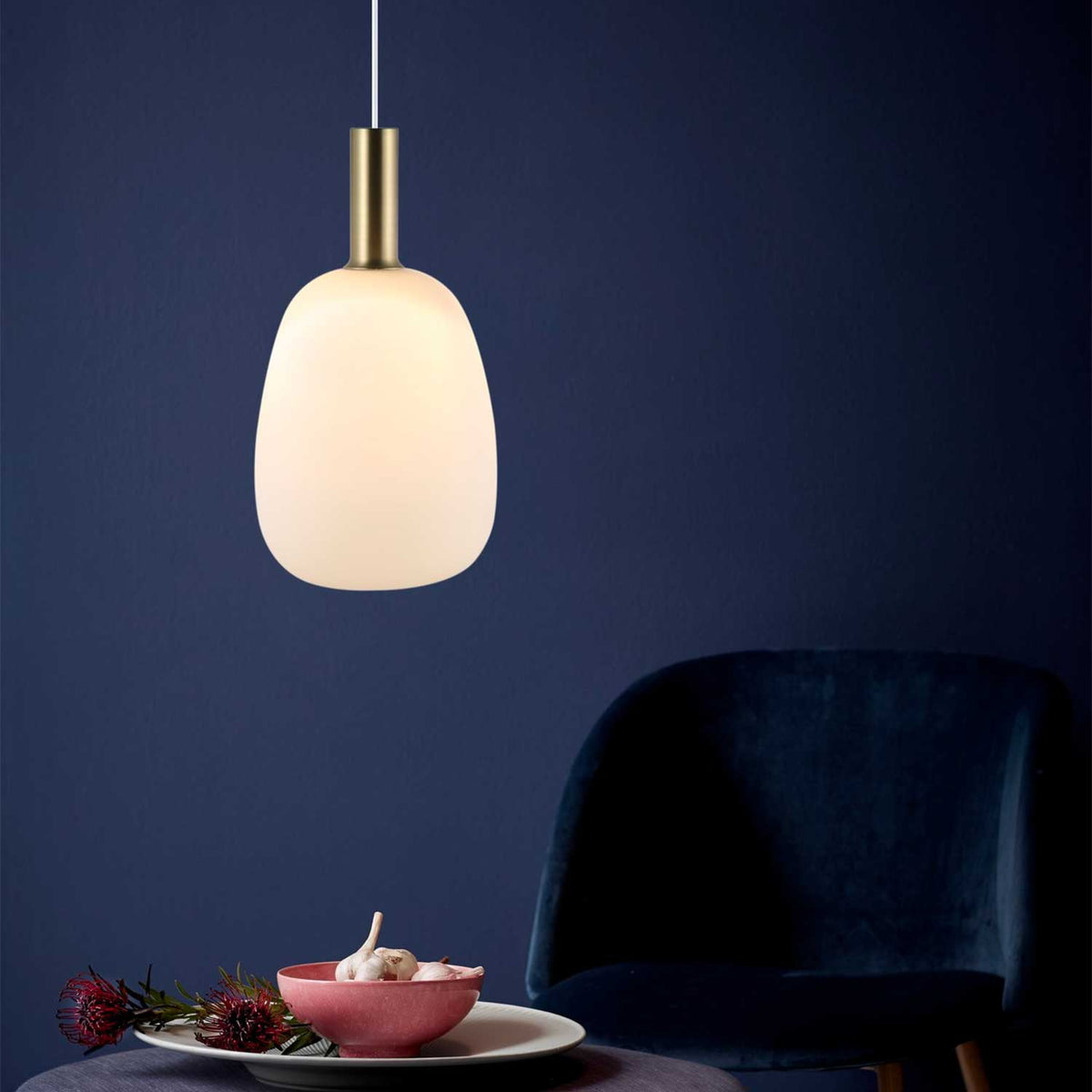 Alton - Suspension en verre soufflé opalin ou fumé et métal, style Art déco