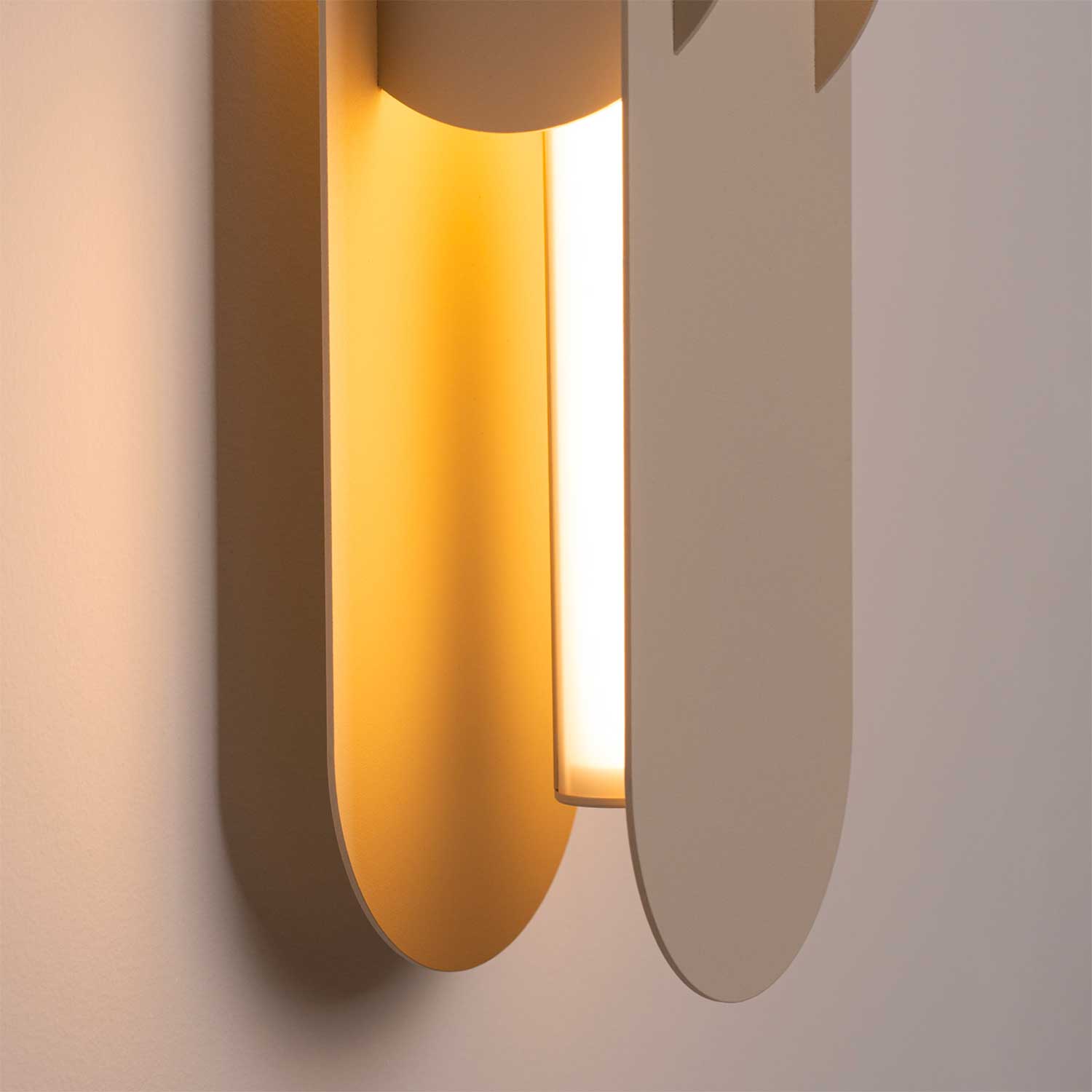 Alzir - Applique murale LED design chaine en acier coloré pour salon