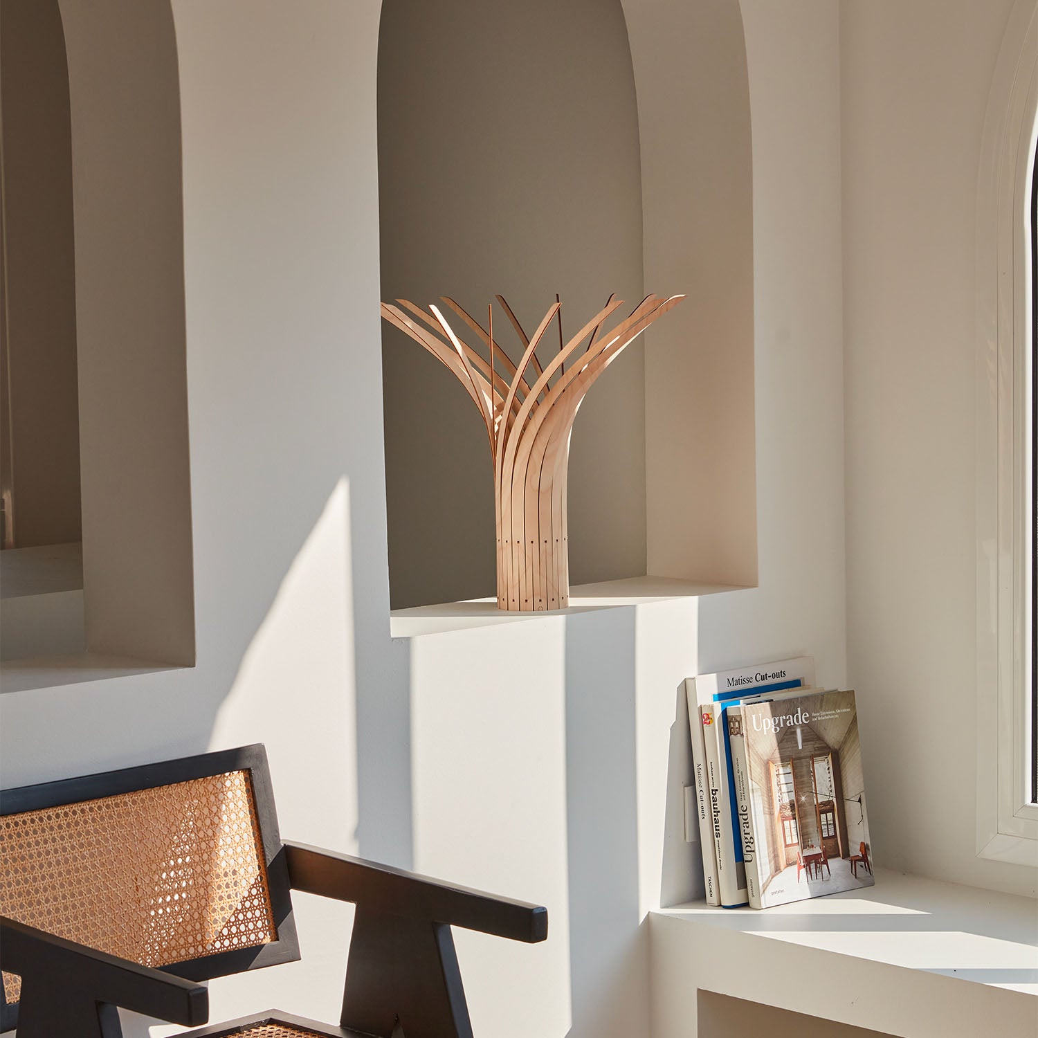 A Manitj - Lampe à poser en bois naturel forme de spirale