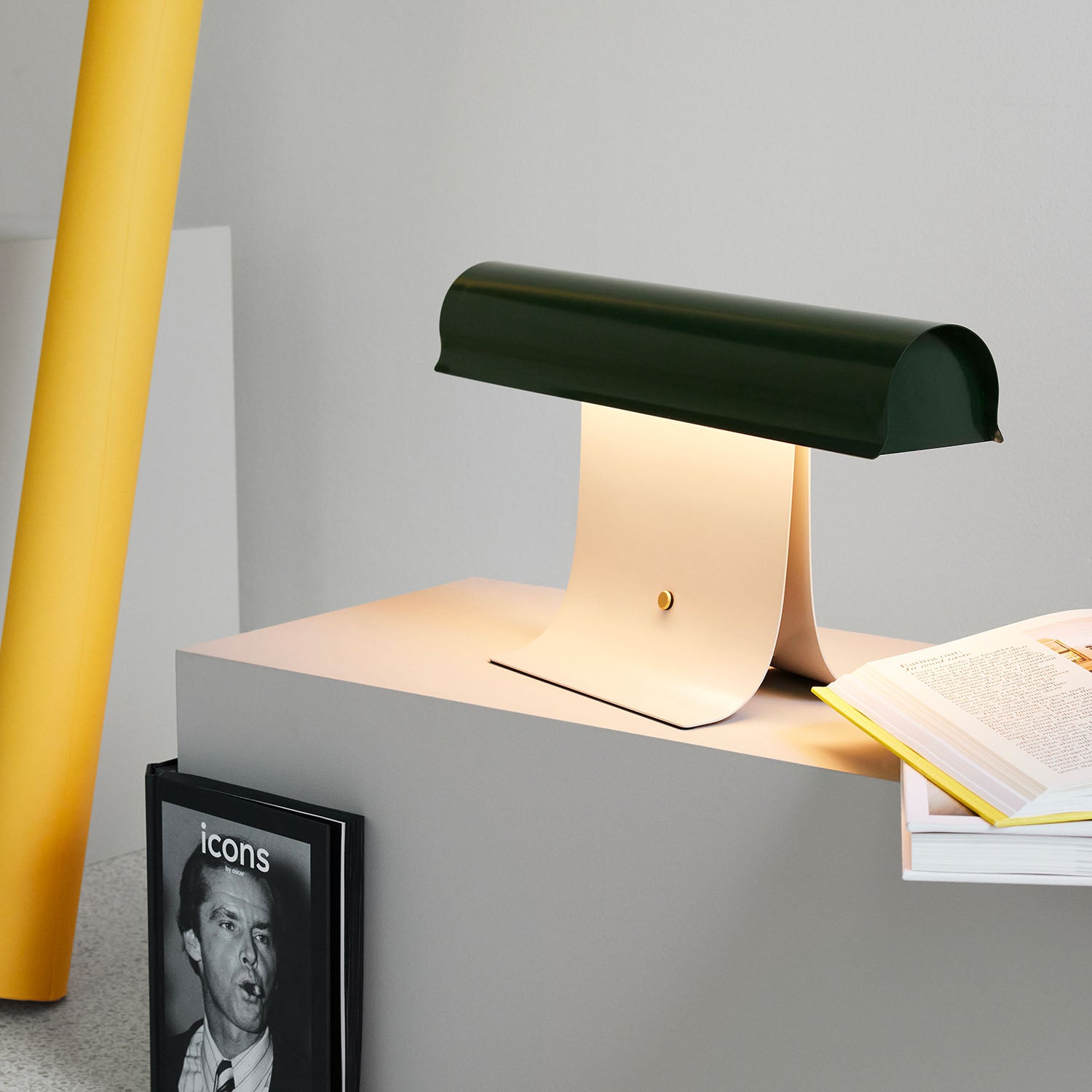 ARCHIVE - Vintage und Design Tischlampe aus Stahl