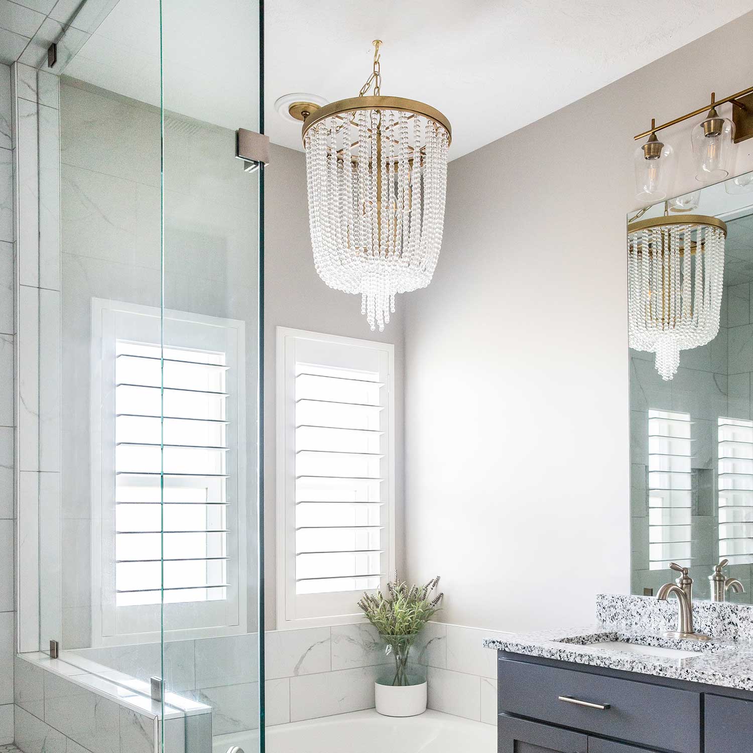 Royalton - Chic chandelier in brass or steel with pendants