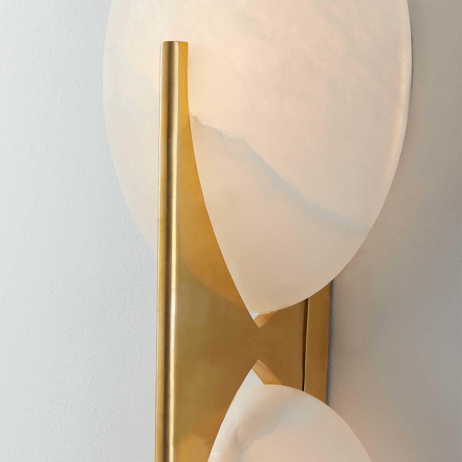 Asteria - Aplique de pared de alabastro y latón dorado de lujo para dormitorio