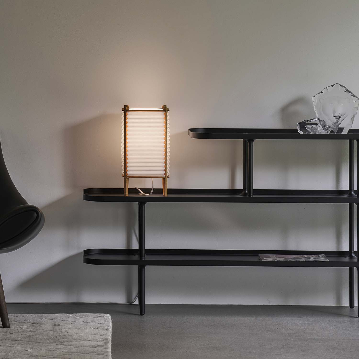 BEE HIVE - Lámpara de mesa en madera y papel plisado estilo japonés