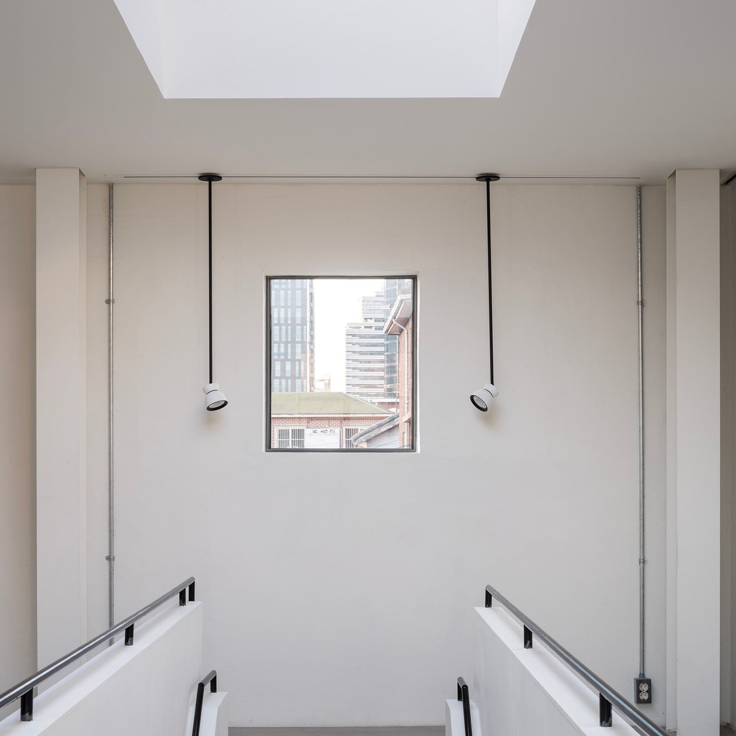 BELL - Spot suspendu orientable blanc ou noir contemporain