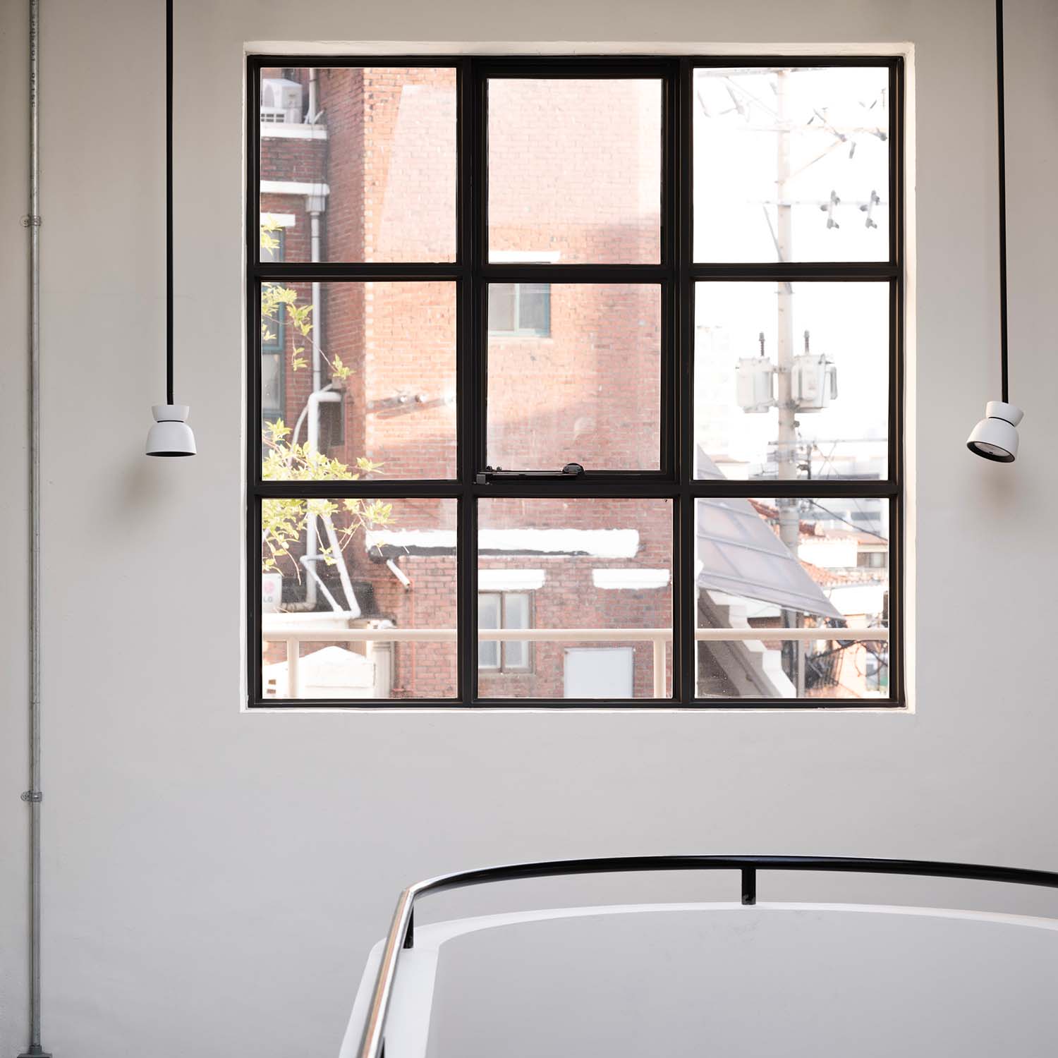 BELL - Spot suspendu orientable blanc ou noir contemporain