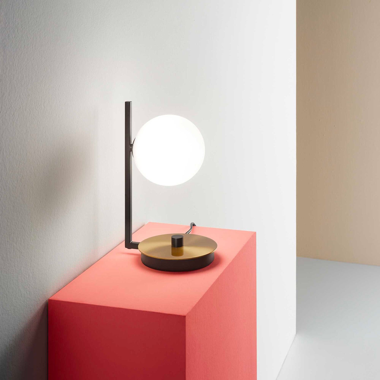BIRDS - Lampe de table laiton et boule en verre opaque