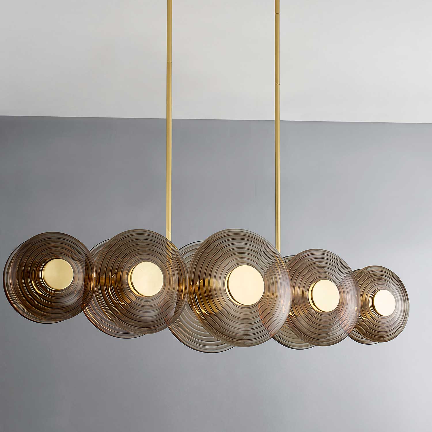 Griston - Großer moderner goldener Kronleuchter aus Messing und Rauchglas Design