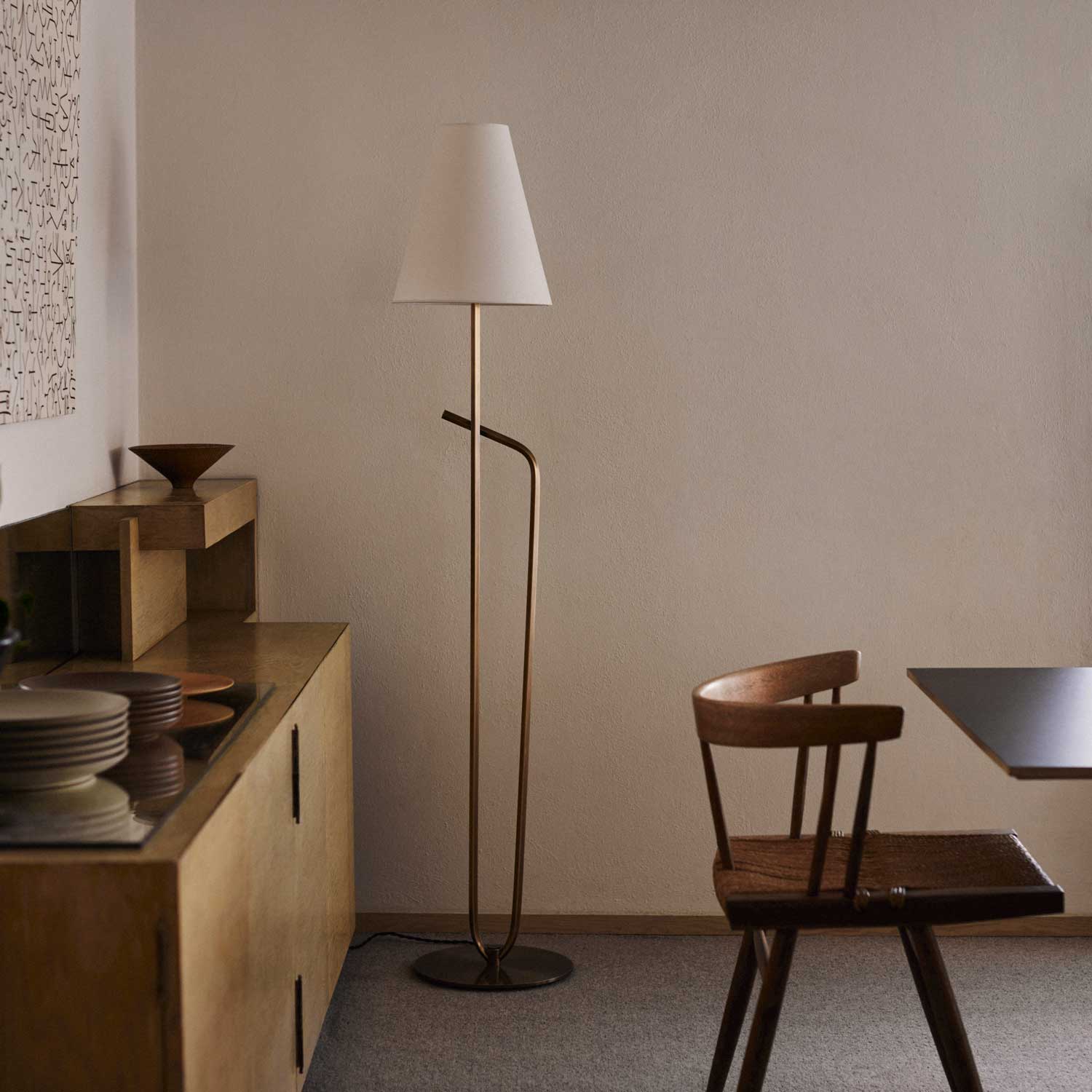 Pearce - Lampadaire sur pied vintage en laiton patiné et abat-jour en lin