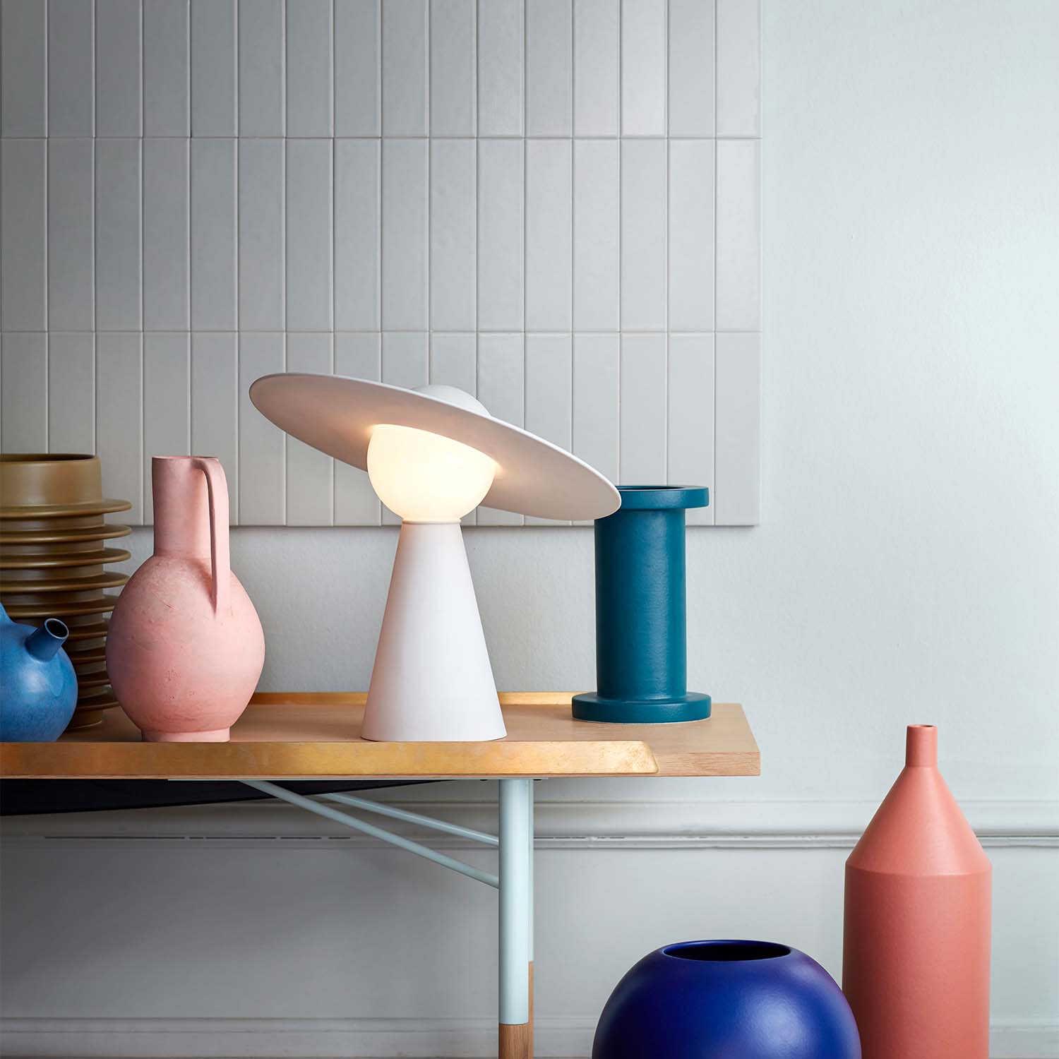 CERAMIC - белая дизайнерская настольная лампа с поворотным абажуром