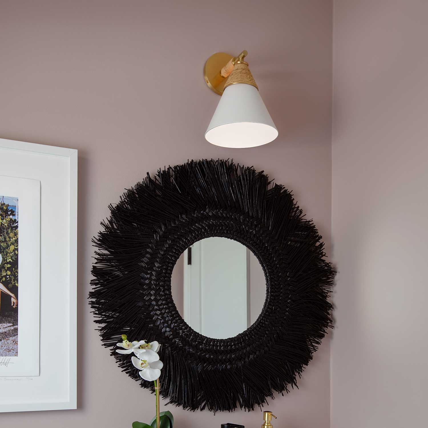 Mica - Wall sconce in rattan and golden brass design