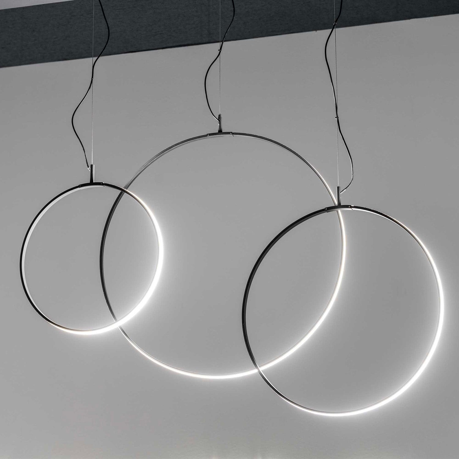 CIRCUS - Black circle pendant light with integrated LED