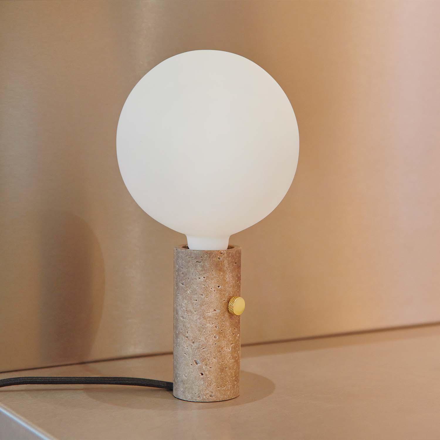 CORE - Lampe à poser en travertin naturel design