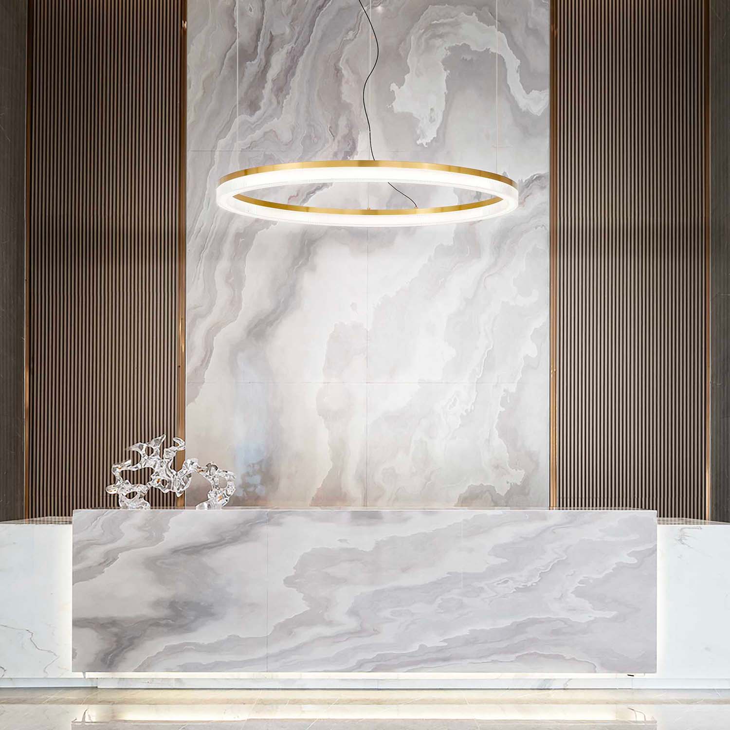CROWN - Luxurious and chic golden ring pendant light