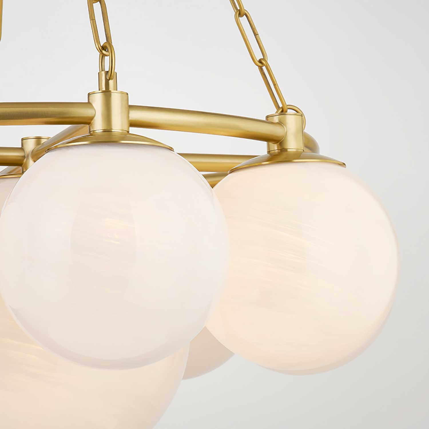 Торнвуд - Золотая люстра с белыми стеклянными шарами