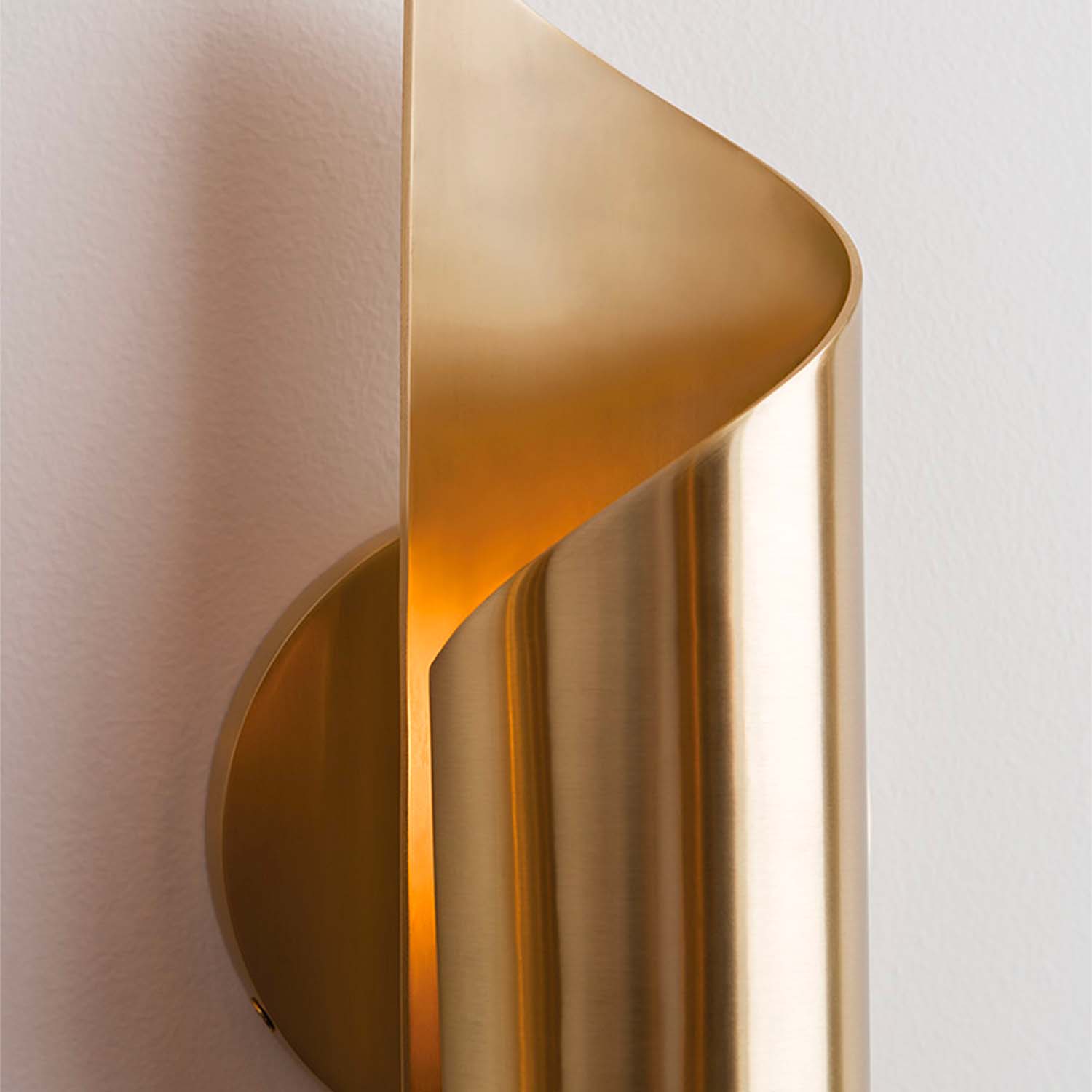 EVIE - Twisted wall sconce design in brass, bronze or steel