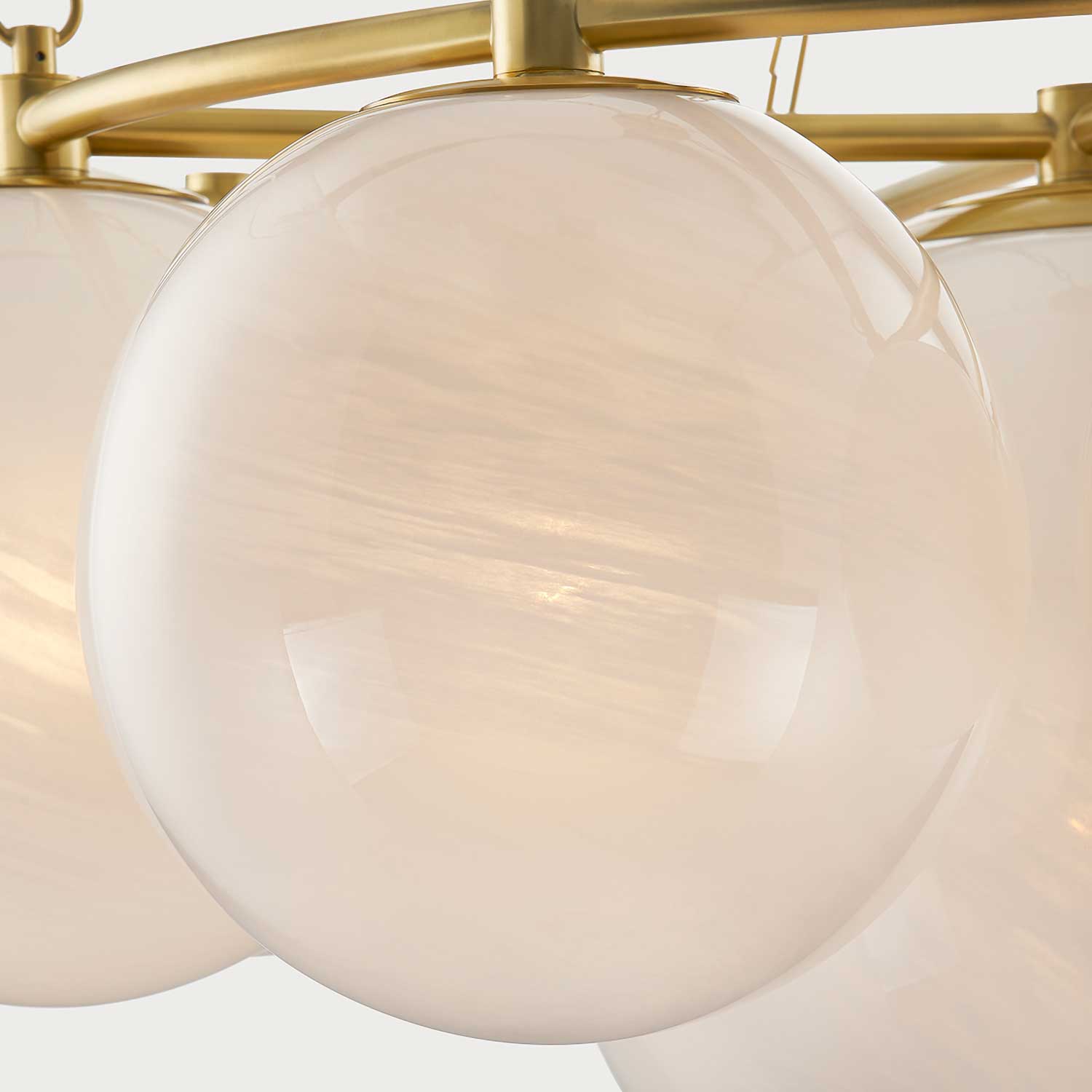 Торнвуд - Золотая люстра с белыми стеклянными шарами