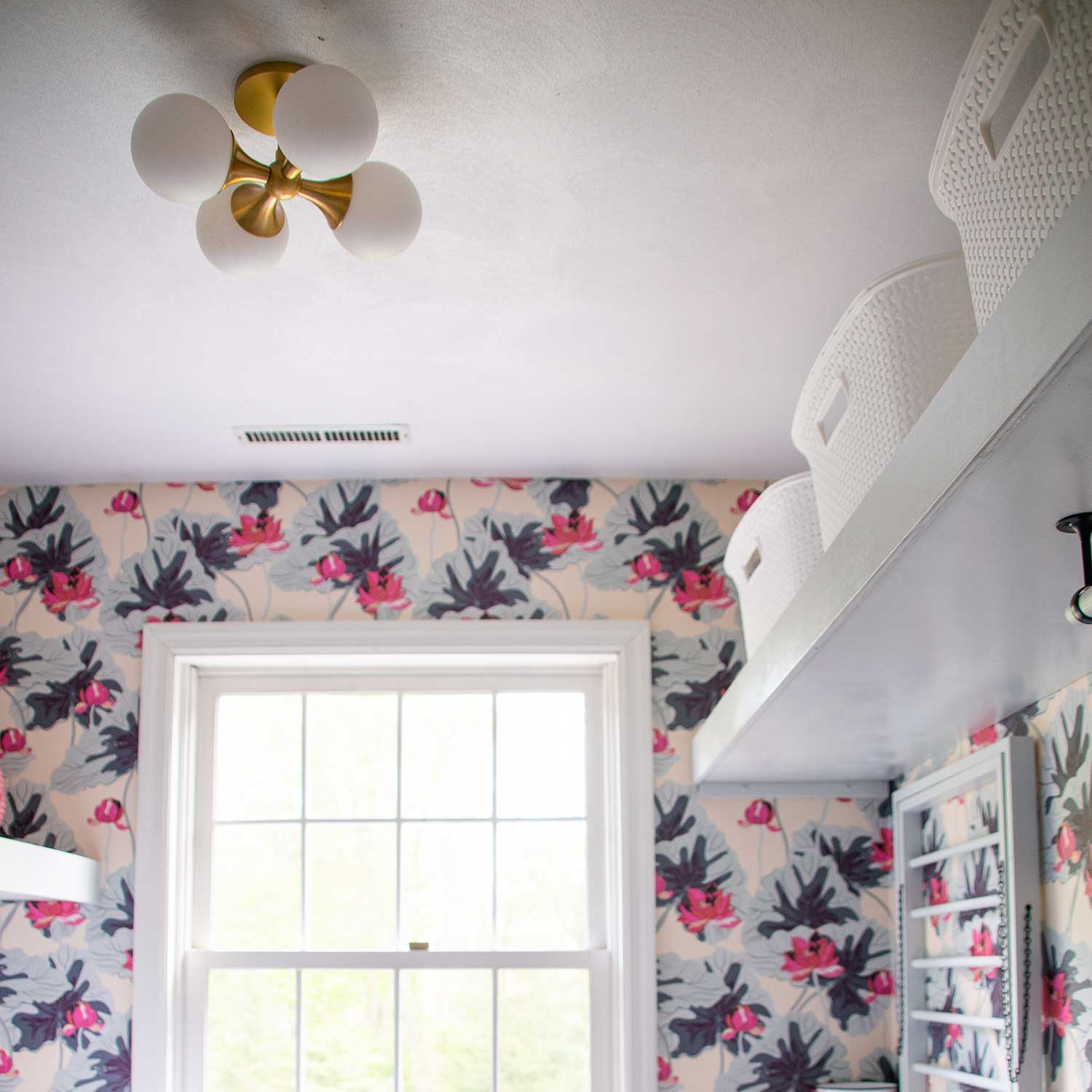 Astoria - Gold wall sconce with design glass globe