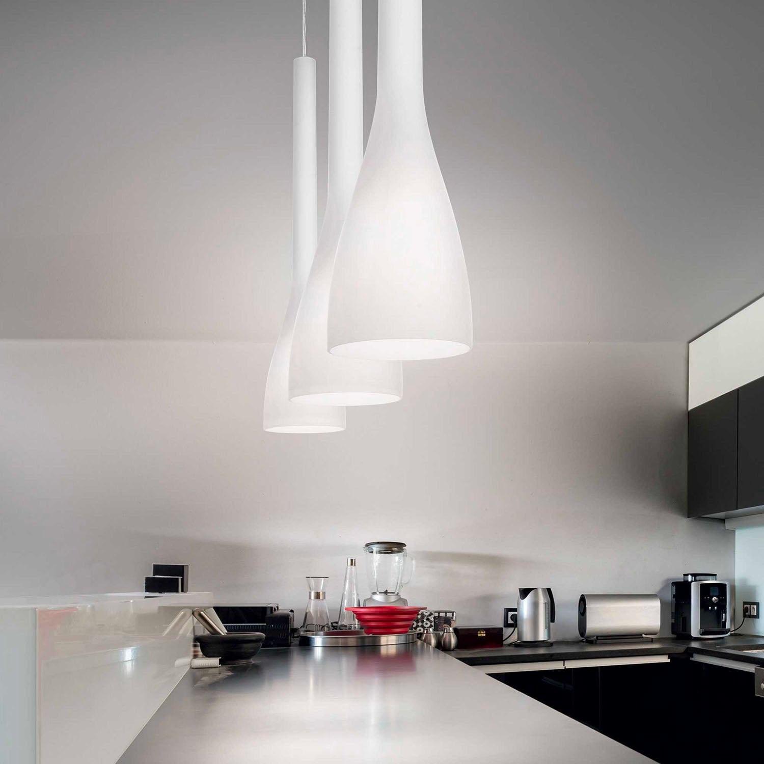 FLUT - Flute pendant light in black or white glass