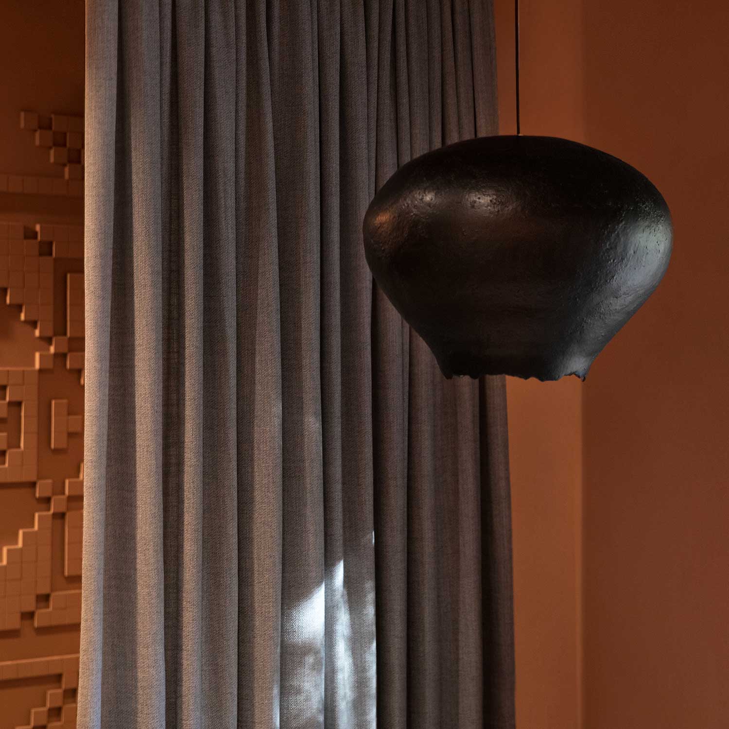 GARLIC - Suspension in raw bronze or ceramic design