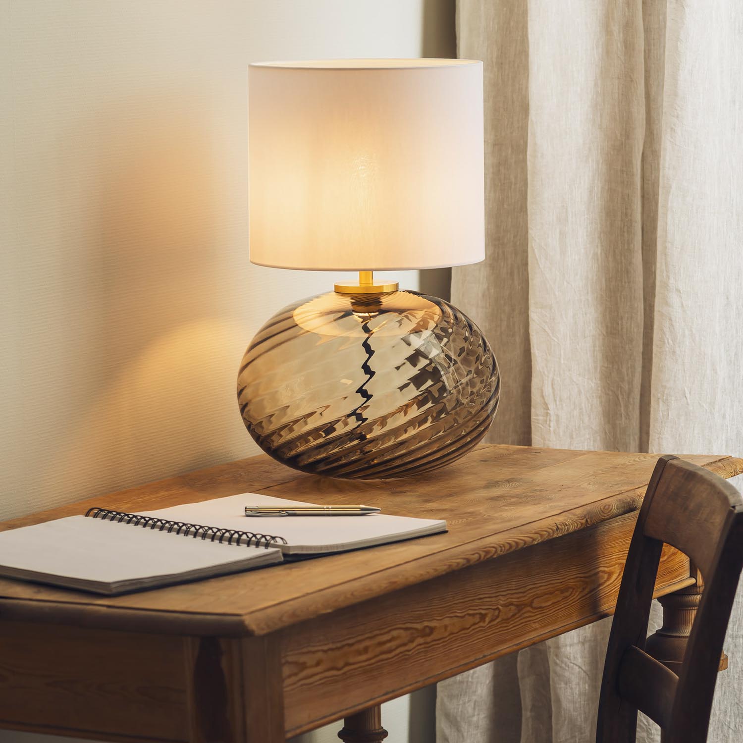 FREI - Table lamp in blown glass and handcrafted woven lampshade