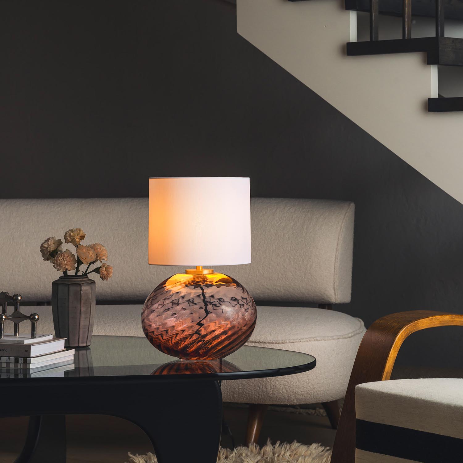 FREI - Table lamp in blown glass and handcrafted woven lampshade