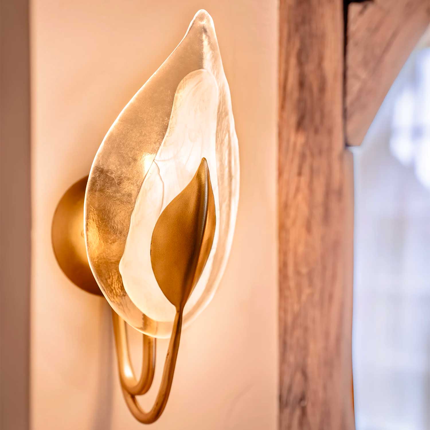 Blossom - Aplique de pared de diseño lujoso con flor de vidrio y latón