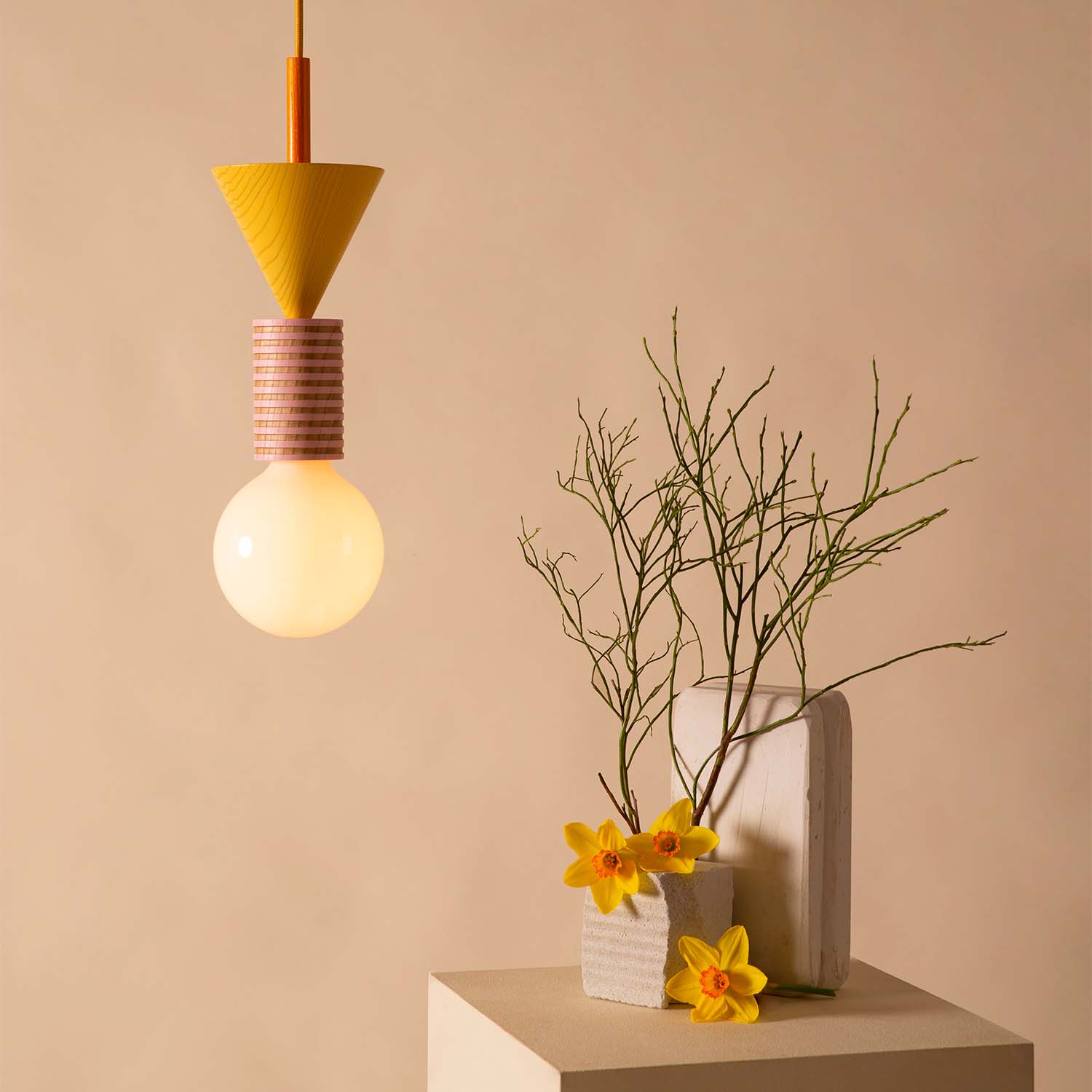 JUNIT - Hängelampe in Form eines spielerischen und bunten Kugelspiels