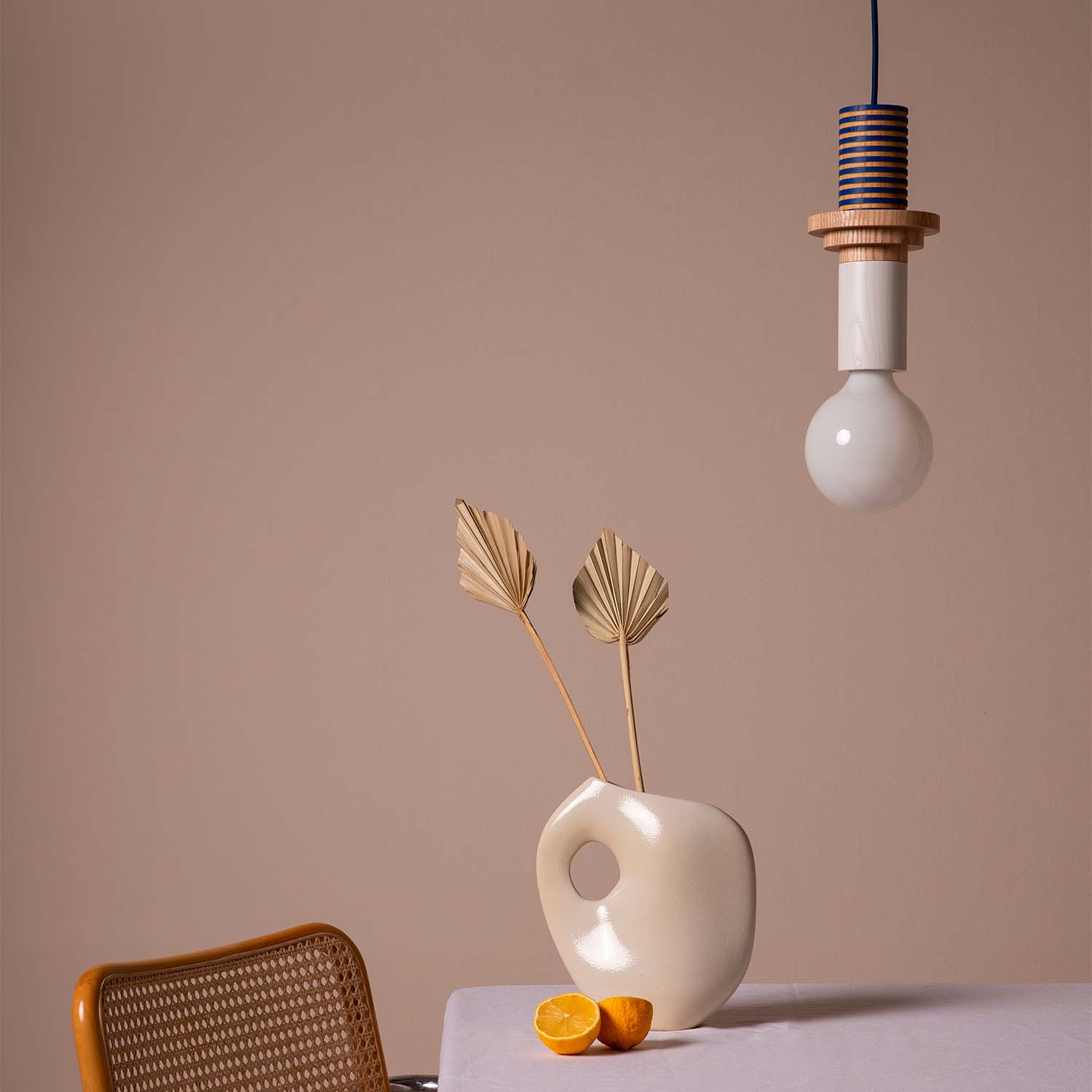 JUNIT - Hängelampe in Form eines spielerischen und bunten Kugelspiels