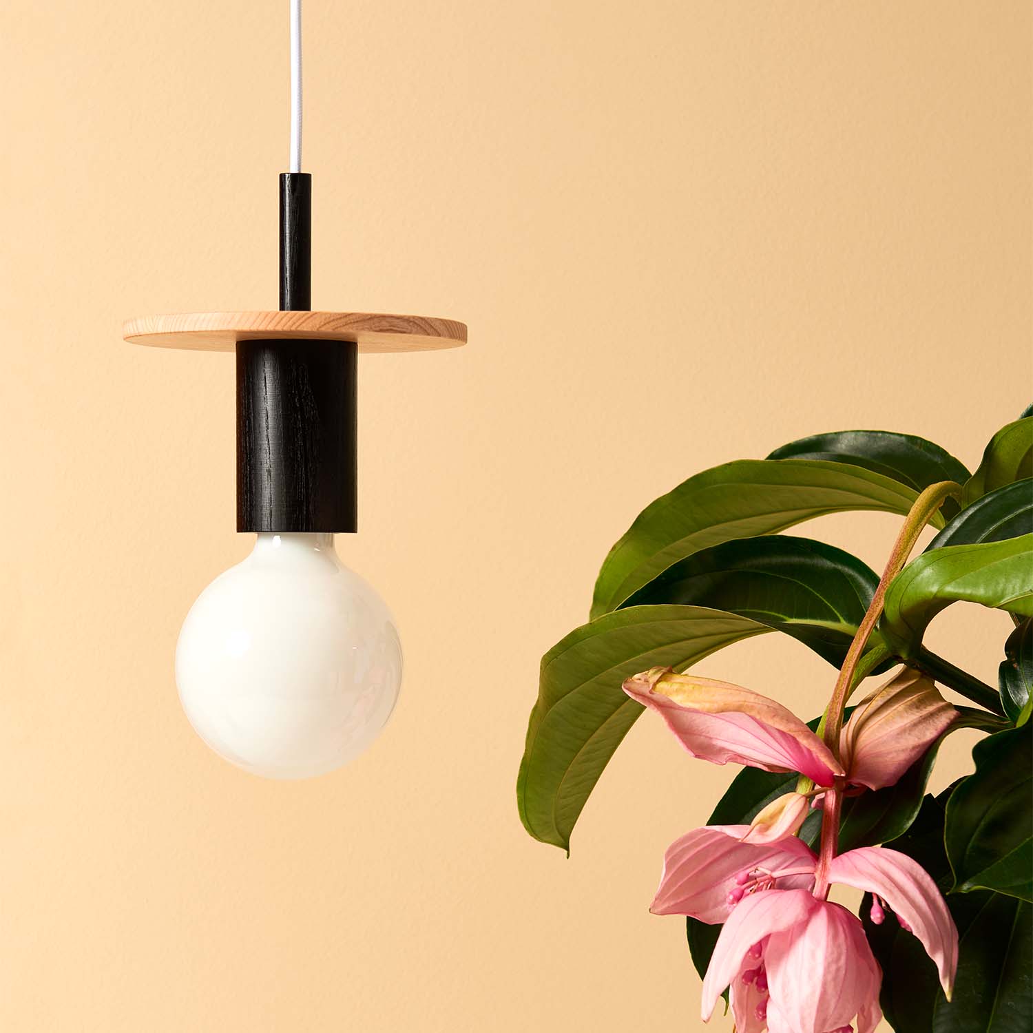 JUNIT - Hängelampe in Form eines spielerischen und bunten Kugelspiels