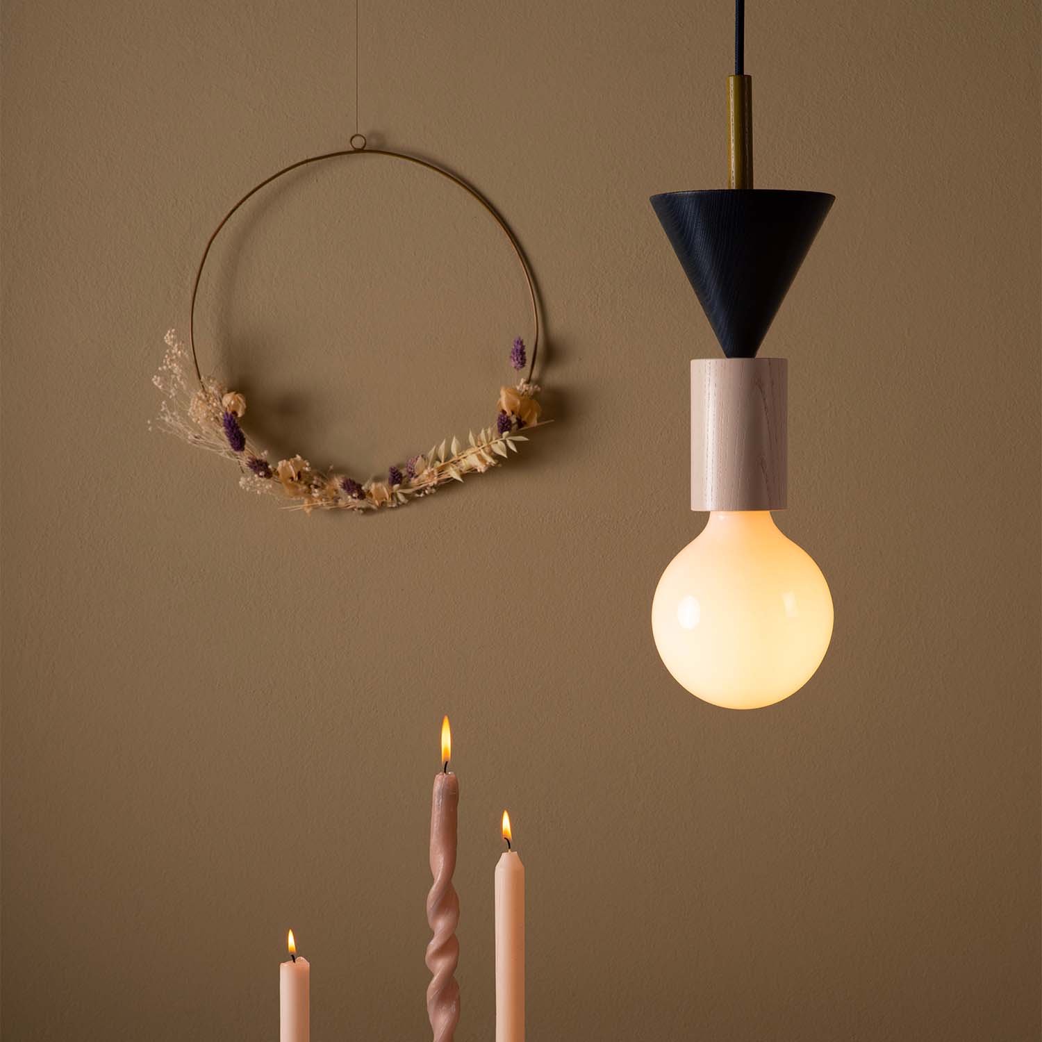 JUNIT - Hängelampe in Form eines spielerischen und bunten Kugelspiels